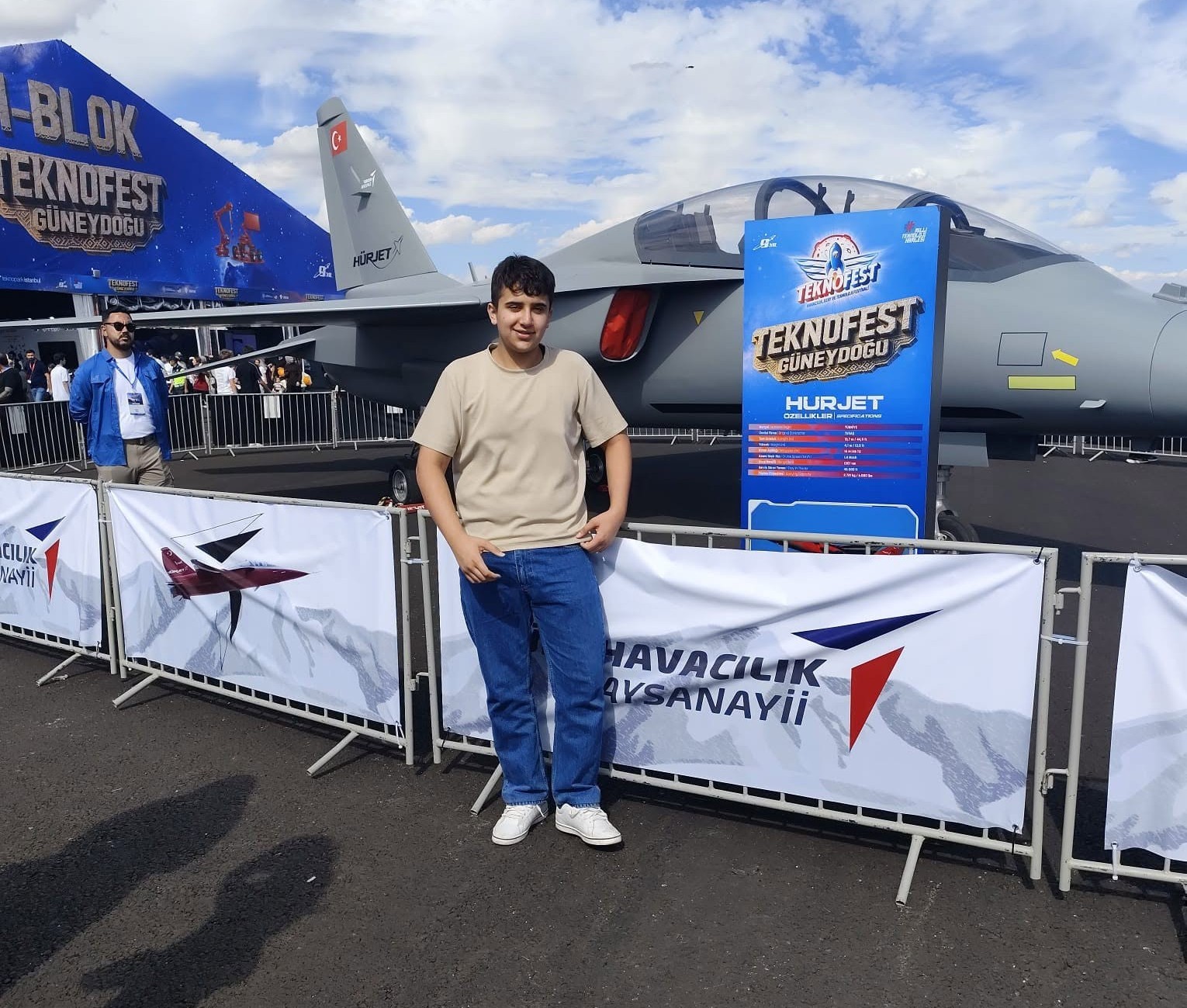 CİZRE'DEN ŞANLIURFA’DAKİ TEKNOFEST GÜNEYDOĞU FESTİVALİNE KATILAN ÖĞRENCİLER, YERLİ VE MİLLÎ TEKNOLOJİ HAMLESİNİN HEYECANINA ORTAK OLDU. SOLOTÜRK VE İHA GÖSTERİLERİNİ HAYRANLIKLA İZLEYEN GENÇLER, GELECEĞİN PROJELERİ İÇİN İLHAM ALDI.