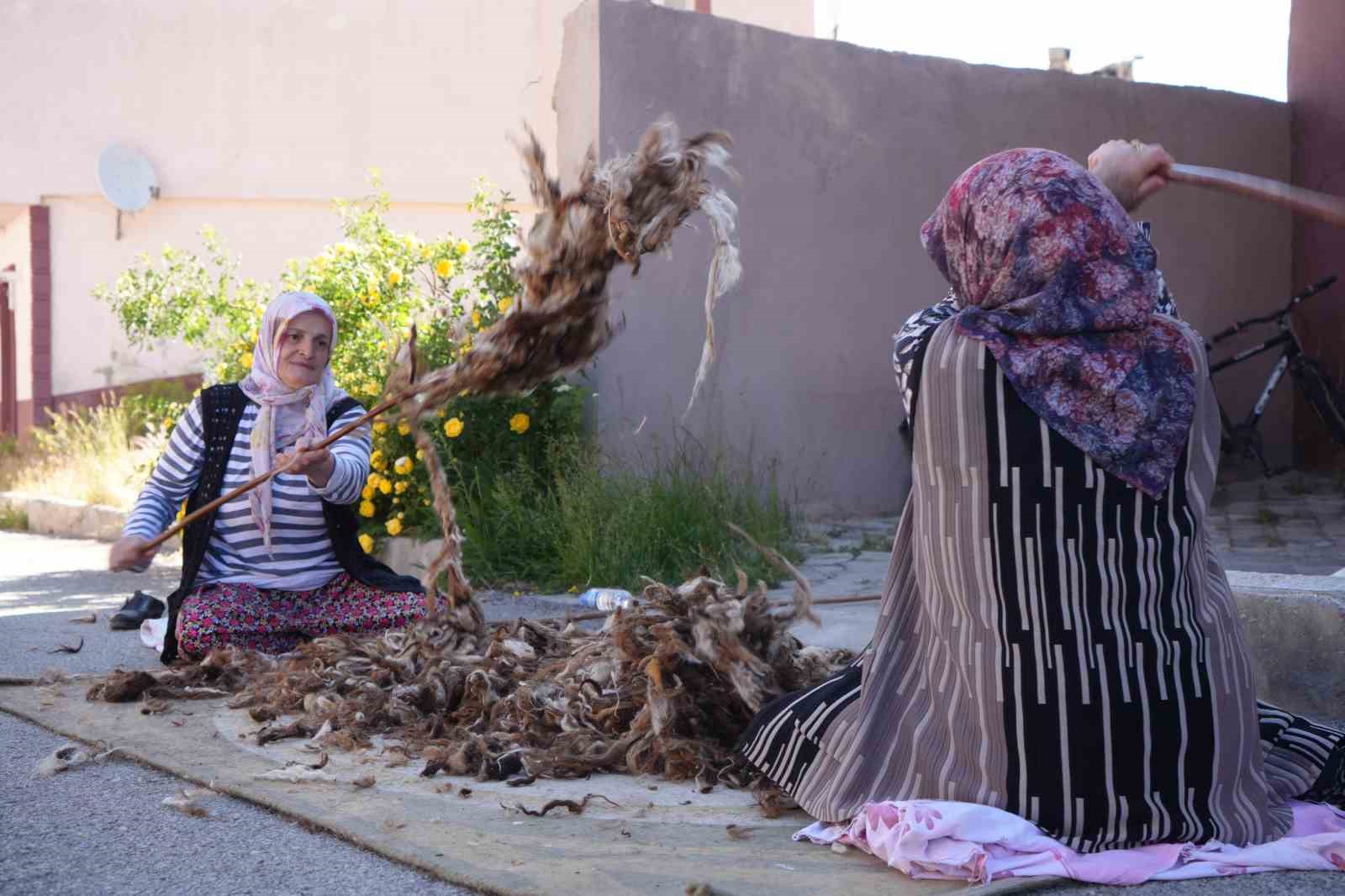 BAYBURT’TA YAZ SICAKLARINDA KADINLAR, KIŞLIK YORGAN, YASTIK, MİNDER VE DÖŞEKLERDE KULLANILAN YÜNLERİ TEMİZLEMEK VE YENİLEMEK İÇİN GELENEKSEL YÜN ÇIRPMA MESAİSİNE BAŞLADI