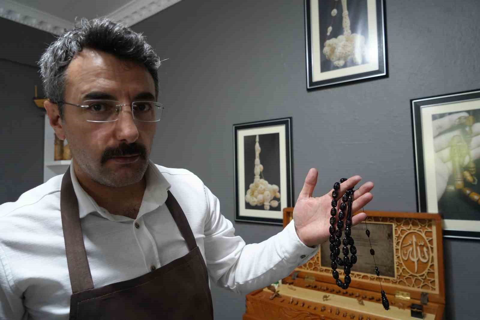 RAMİZ BULUT, FİL VE MAMUT DİŞİ, OLTU TAŞI VE AHŞABI İŞLEYEREK TESPİHLERE FARKLI BİR ANLAM KAZANDIRIYOR.