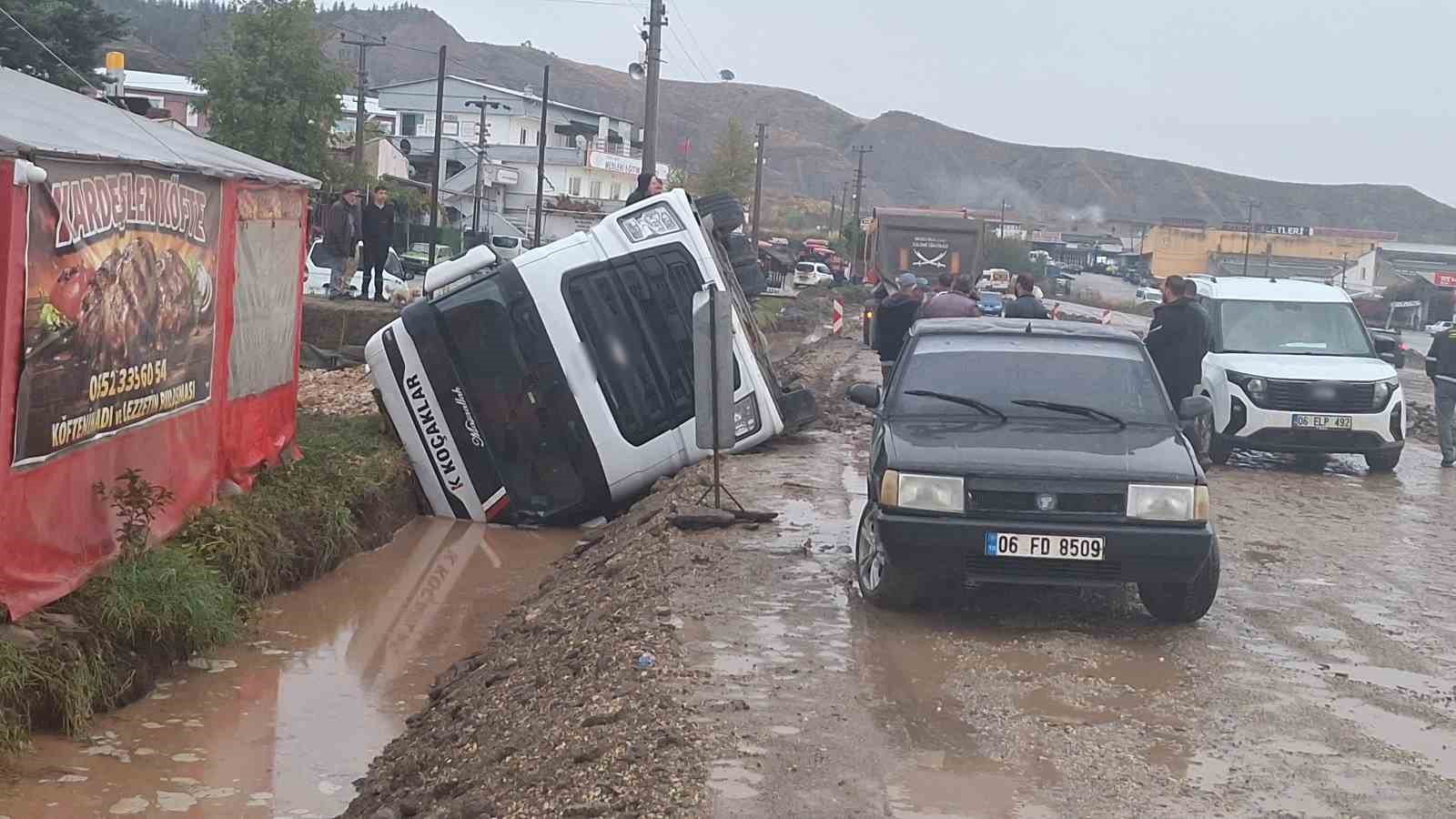 TAŞ YÜKLÜ TIR, KARŞI YÖNDEN GELEN ARACA YOL VERMEK İÇİN SAĞA YANAŞTIĞI SIRADA KONTROLDEN ÇIKARAK KANALA DEVRİLDİ. KAZANIN ETKİSİYLE DORSEDE BULUNAN TAŞLAR KANALA DÖKÜLDÜ.