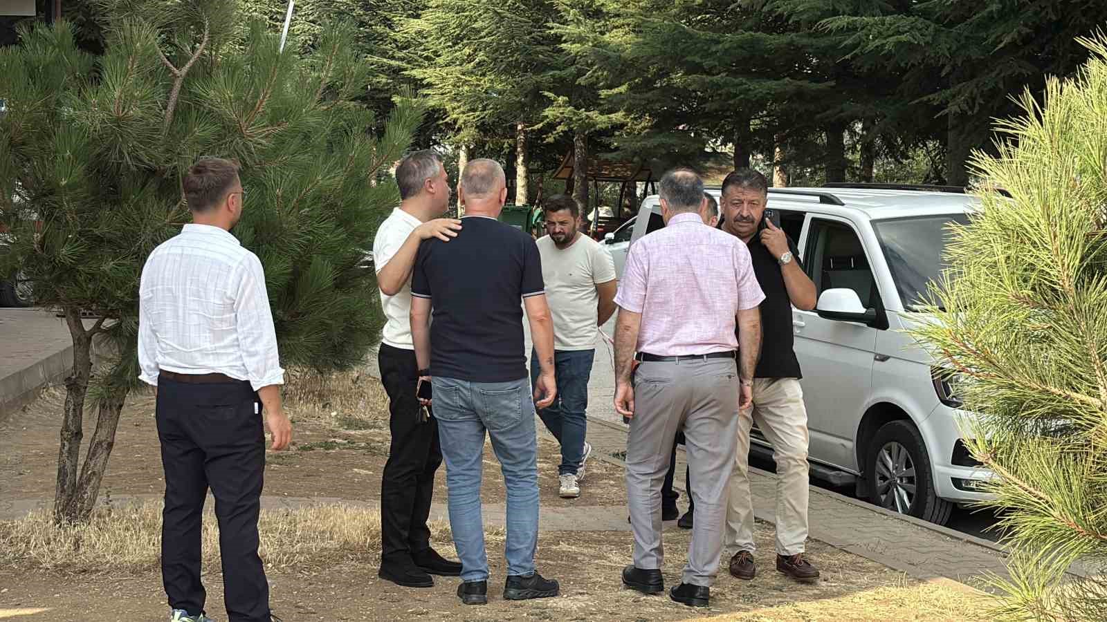 TEM OTOYOLU’NUN BOLU GEÇİŞİNDE İÇERİSİNDE AK PARTİ GRUP BAŞKANVEKİLİ VE ANKARA MİLLETVEKİLİ LEYLA ŞAHİN USTA’NIN BULUNDUĞU OTOMOBİL BAŞKA BİR ARAÇLA ÇARPIŞTI. KAZADA HAFİF YARALANAN MİLLETVEKİLİ USTA VE KORUMASI HASTANEYE KALDIRILDI.