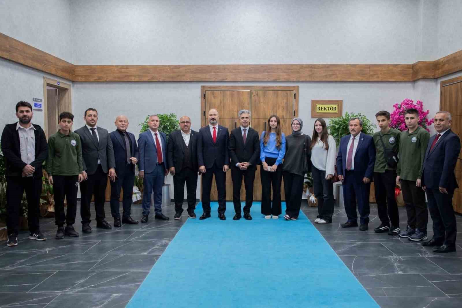 İSTANBUL BAHÇELİEVLER İLÇE MİLLİ EĞİTİM MÜDÜRÜ MURAT KARABULUT VE BERABERİNDEKİ HEYET, "BİZİM GÖK KUBBEMİZ" PROJESİ KAPSAMINDA ERZİNCAN BİNALİ YILDIRIM ÜNİVERSİTESİNİ ZİYARET ETTİ