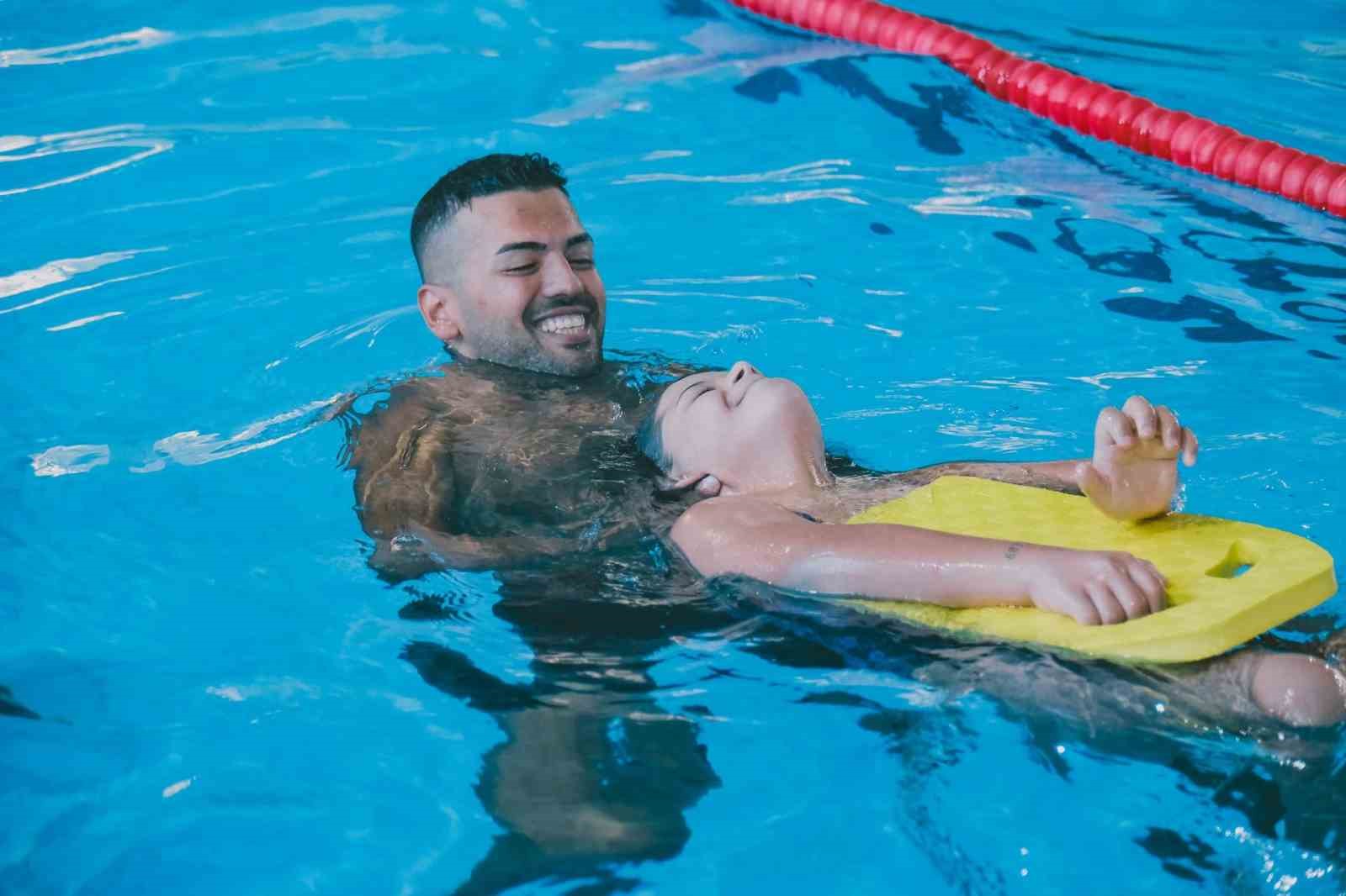 AYDIN’DA ÖZEL SPORCULAR, PINARBAŞI YÜZME HAVUZU’NDA DÜZENLENEN ÇALIŞMALARLA YÜZME SPORUYLA BULUŞTURULUYOR.