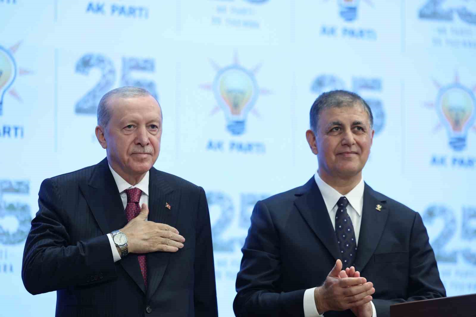 CUMHURBAŞKANI ERDOĞAN, AK PARTİ'YE KATILAN İZMİR BÜYÜKŞEHİR BELEDİYE BAŞKANI CEMİL TUGAY'A PARTİ ROZETİNİ TAKTI.