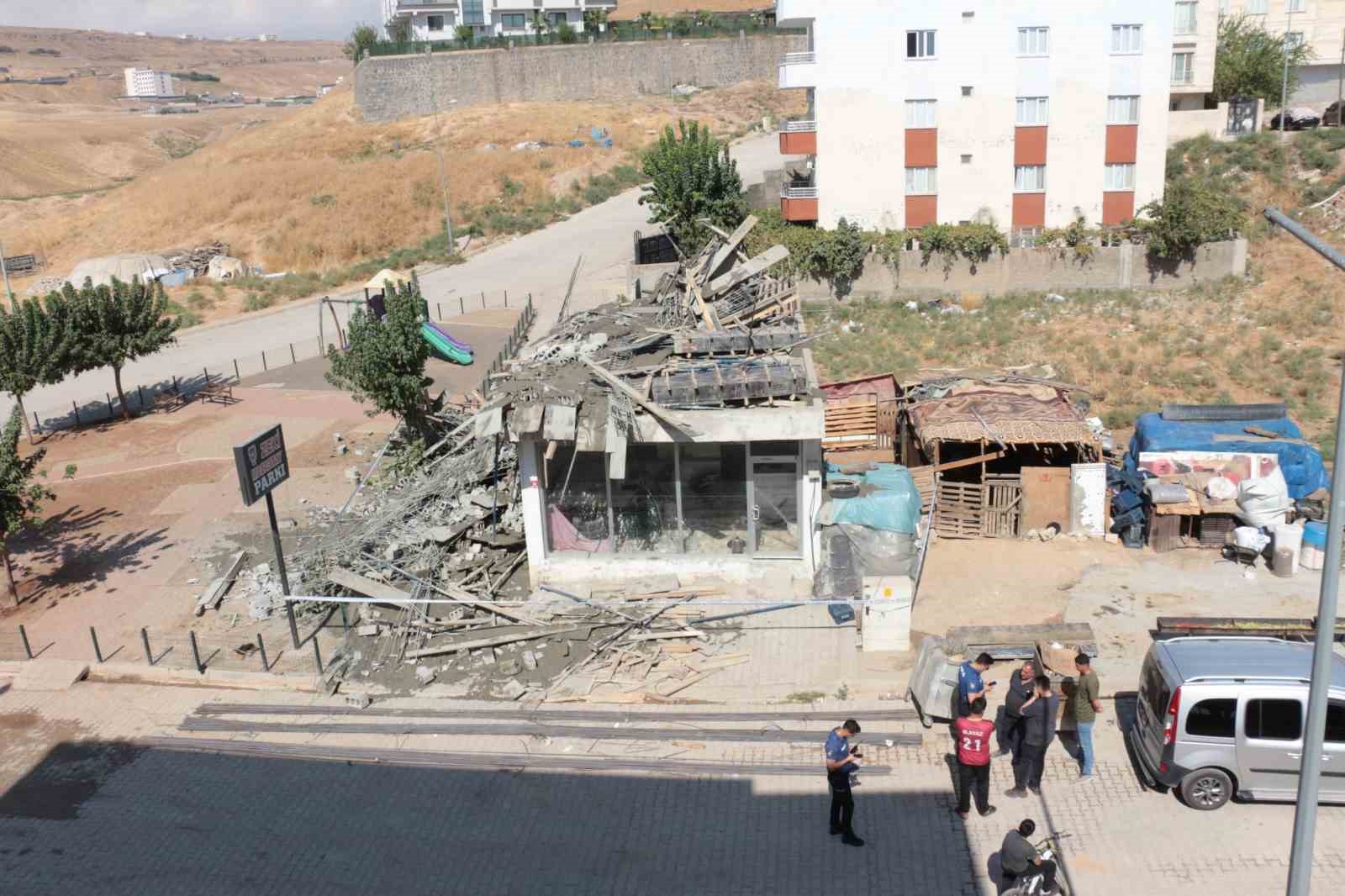 ŞIRNAK'IN CİZRE İLÇESİNDE İNŞAATTA MEYDANA GELEN GÖÇÜKTE 5 İŞÇİ BETON VE DEMİR YIĞINLARININ ALTINDA KALARAK YARALANDI.