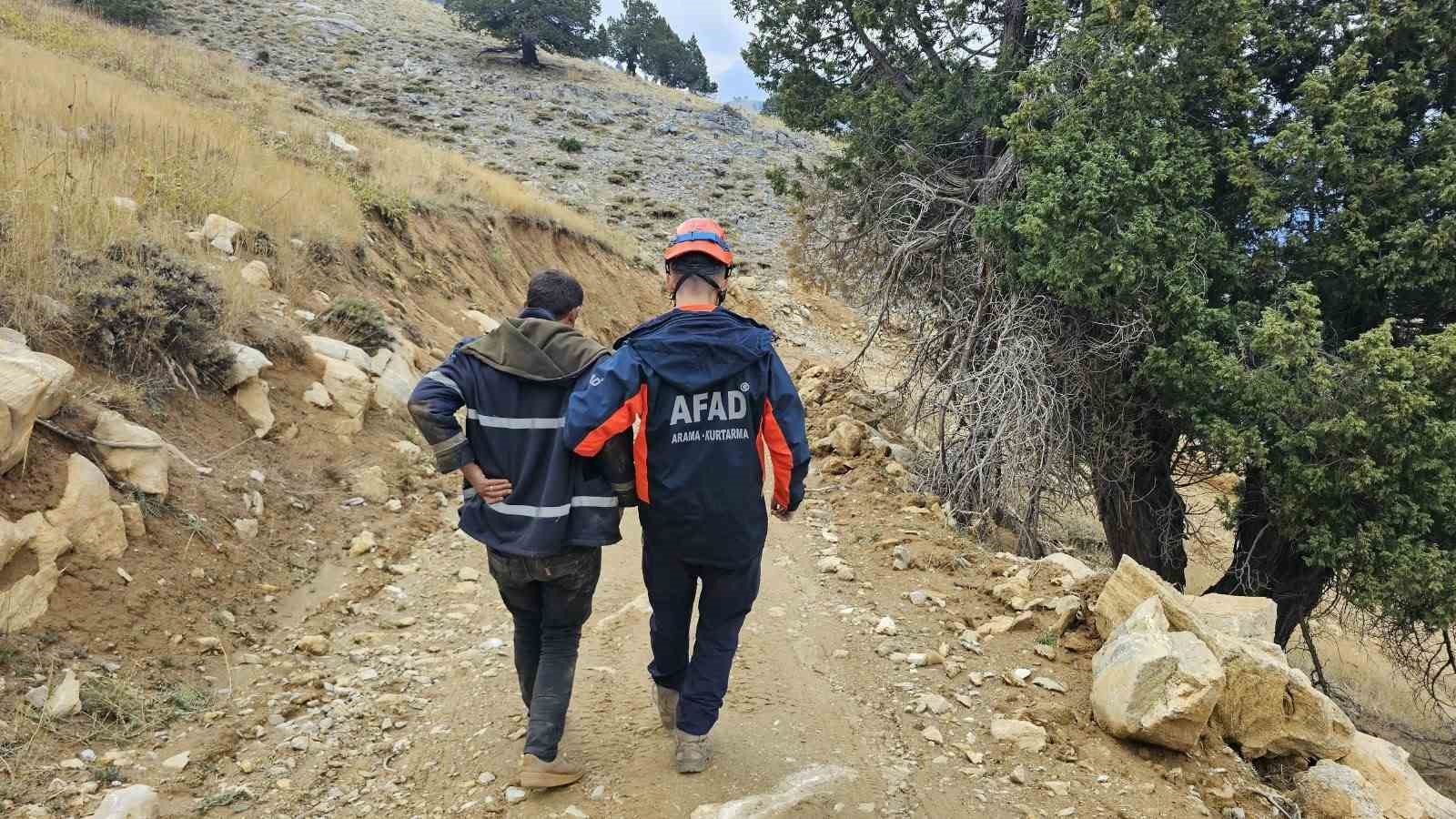 KAHRAMANMARAŞ’IN GÖKSUN İLÇESİNDE DAĞLIK ARAZİDE RAHATSIZLANARAK HAREKET EDEMEYEN ÇOBAN, EKİPLERİN ÇALIŞMASI SONUCU KURTARILDI.