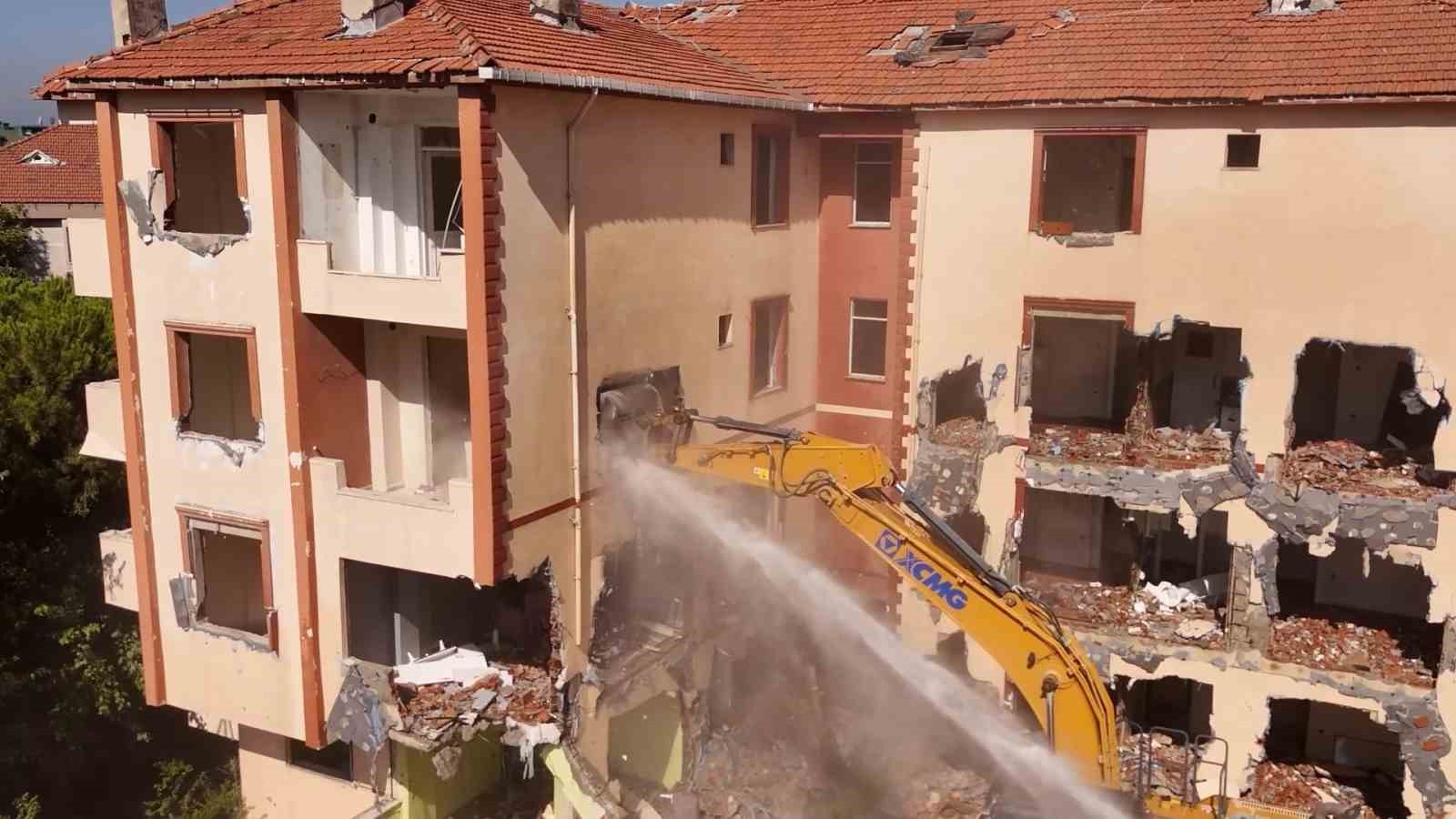 İSTANBUL'UN BÜYÜKÇEKMECE İLÇESİNDE MUHTEMEL DEPREMDE YIKILMA TEHLİKESİ BULUNAN 4 BLOKTAN OLUŞAN 48 BAĞIMSIZ KONUTUN KENTSEL DÖNÜŞÜM ÇALIŞMALARI, BÜYÜKÇEKMECE BELEDİYESİ'NİN KATKILARIYLA YIKILMAYA BAŞLANDI.