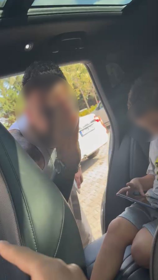ESENYURT’TA BİR KADIN, BOŞANMA AŞAMASINDAKİ EŞİNİN YANINA ÇOCUKLARINI BIRAKMAK İSTEYİNCE ORTALIK KARIŞTI. ÖFKELİ ADAM ÇOCUKLARI İSTEMEDİĞİNİ SÖYLEYEREK KADINA ÖNCE HAKARET ETTİ, ARDINDAN İSE ARAÇ İÇERİSİNDE SALDIRMAYA ÇALIŞTI.