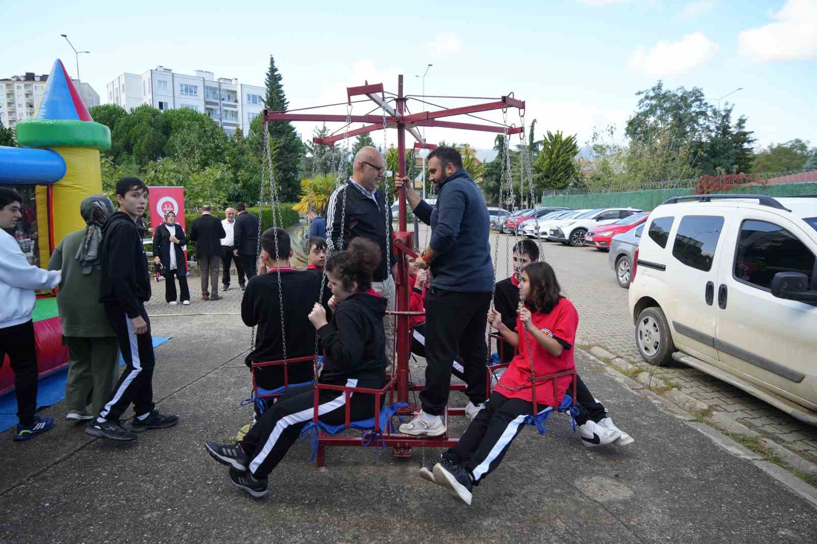 SAMSUN’UN ATAKUM İLÇESİNDE CAMİLER VE DİN GÖREVLİLERİ HAFTASI KAPSAMINDA ÖZEL EĞİTİM ÖĞRENCİLERİ İLE DİN GÖREVLİLERİ BİR ARAYA GELDİ. PELİTKÖY TOKİ CAMİİ’NDE DÜZENLENEN PROGRAMDA KUR’AN-I KERİM TİLAVETİ, İLAHİ DİNLETİSİ, ÇEŞİTLİ ETKİNLİKLER VE GÖNÜL SOHBETİ GERÇEKLEŞTİRİLDİ.