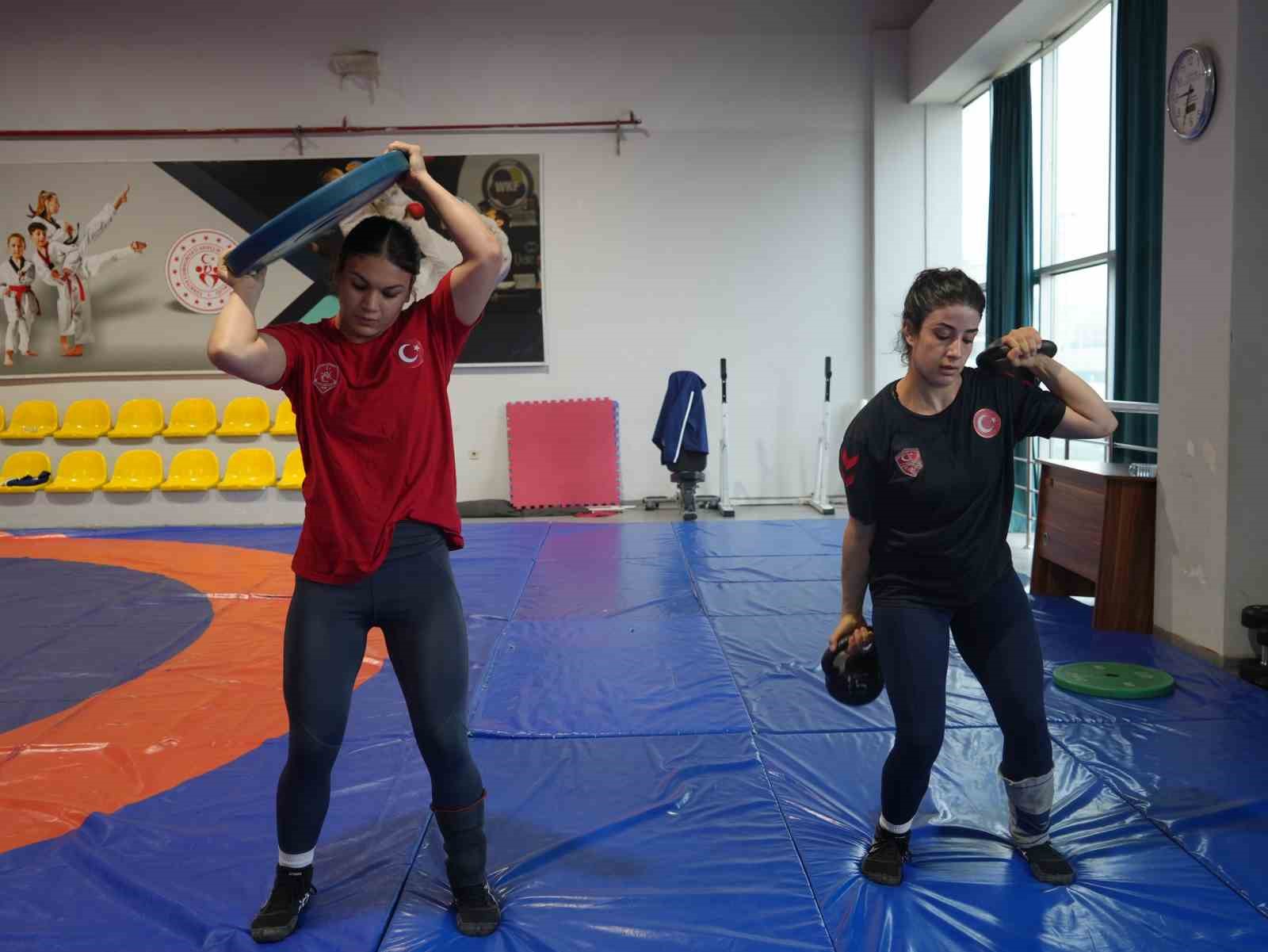 GAZİANTEP'TE YAŞAYAN 18 YAŞINDAKİ SEMA YÜKSEL, GİTTİĞİ SPOR LİSESİNDE GÜREŞE MERAK SALDI. HOCASININ TAVSİYESİ ÜZERİNE GÜREŞE DEVAM ETMEYE KARAR VEREN YÜKSEL, AZİMLE ÇALIŞMALARINI SÜRDÜRDÜ.