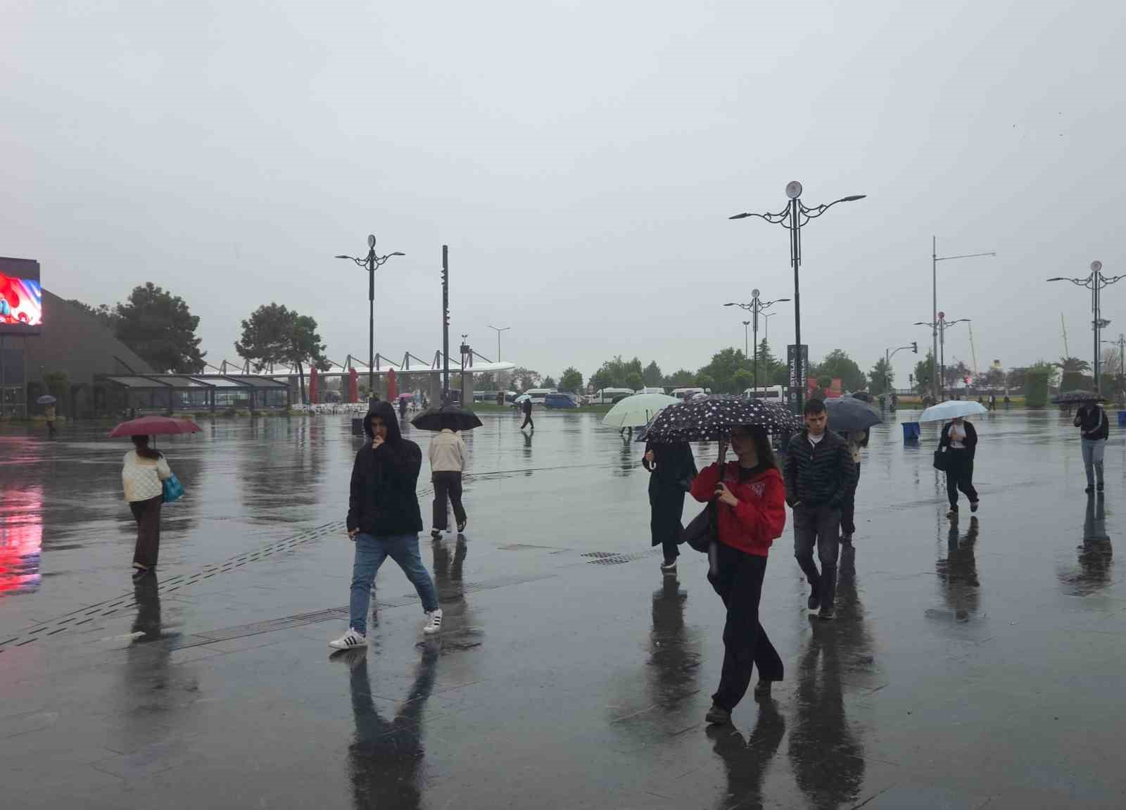 SONBAHAR YAĞMURLARININ ETKİLİ OLDUĞU SAMSUN’DA GÖK GÜRÜLTÜLÜ VE KUVVETLİ YAĞIŞLAR DEVAM EDİYOR. SON 24 SAATTE METREKAREYE ORTALAMA 57,8 KİLOGRAM YAĞIŞ DÜŞTÜ.