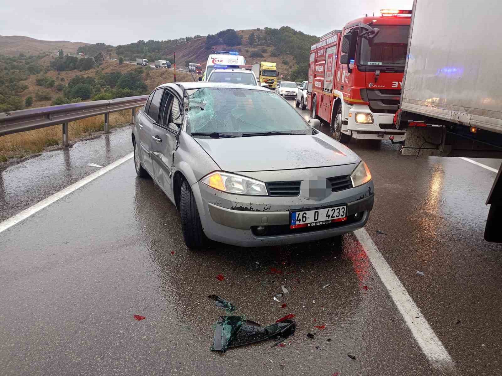 ERZURUM’UN AŞKALE İLÇESİNDE 1 TIR, 1 KAMYON VE 2 OTOMOBİLİN KARIŞTIĞI ZİNCİRLEME TRAFİK KAZASI MEYDANA GELDİ.
