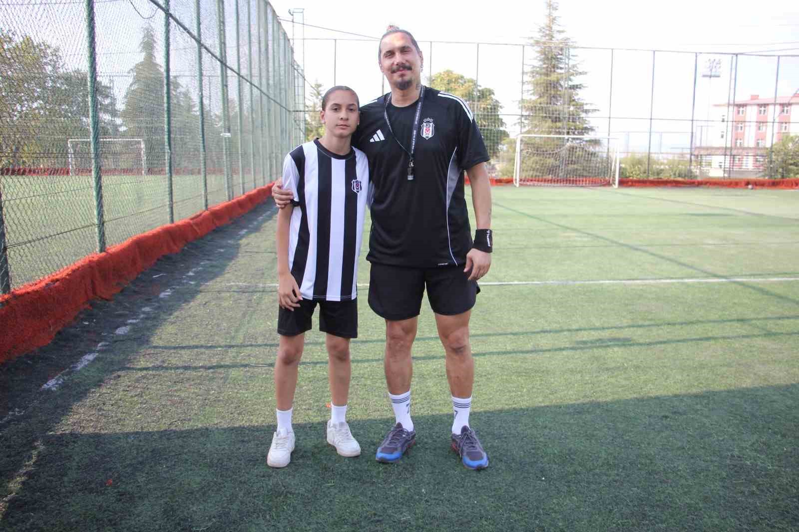 YAKLAŞIK 2 YIL ÖNCE FAALİYETE GEÇEN ANCAK BU KISA SÜREDE BÜYÜK GELİŞME KAYDEDEREK BÜYÜYEN DENİZLİ PAMUKKALE BEŞİKTAŞ FUTBOL OKULUN DA YETİŞEN NURCAN KAZANCIO GALATASARAY AKADEMİ TAKIMINA TRANSFER OLARAK DİKKATLERİ ÜZERİNE ÇEKTİ. SARI KIRMIZILI FUTBOLCU KAZANCIO HEDEFİNİ MİLLİ TAKIM OLARAK BELİRLEDİĞİNİ SÖYLEDİ.