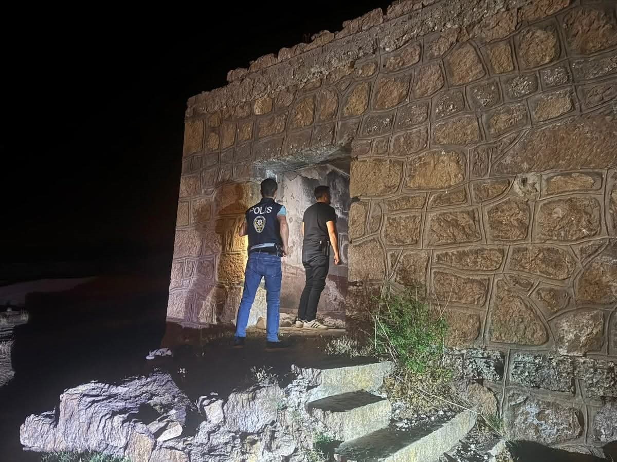 BİTLİS’İN AHLAT İLÇE EMNİYET MÜDÜRLÜĞÜ EKİPLERİ TARAFINDAN TARİHİ VE KÜLTÜREL ALANLARDA DENETİMLER GERÇEKLEŞTİRİLDİ.