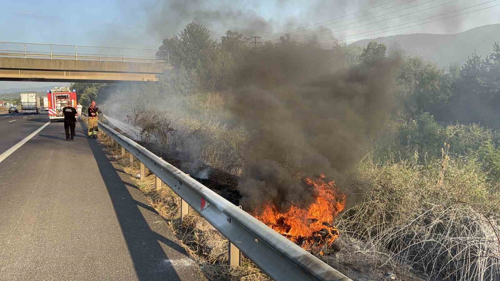 ANADOLU OTOYOLU DÜZCE GEÇİŞİNDE YOL KENARINA ATILAN İZMARİT YANGIN ÇIKARTTI