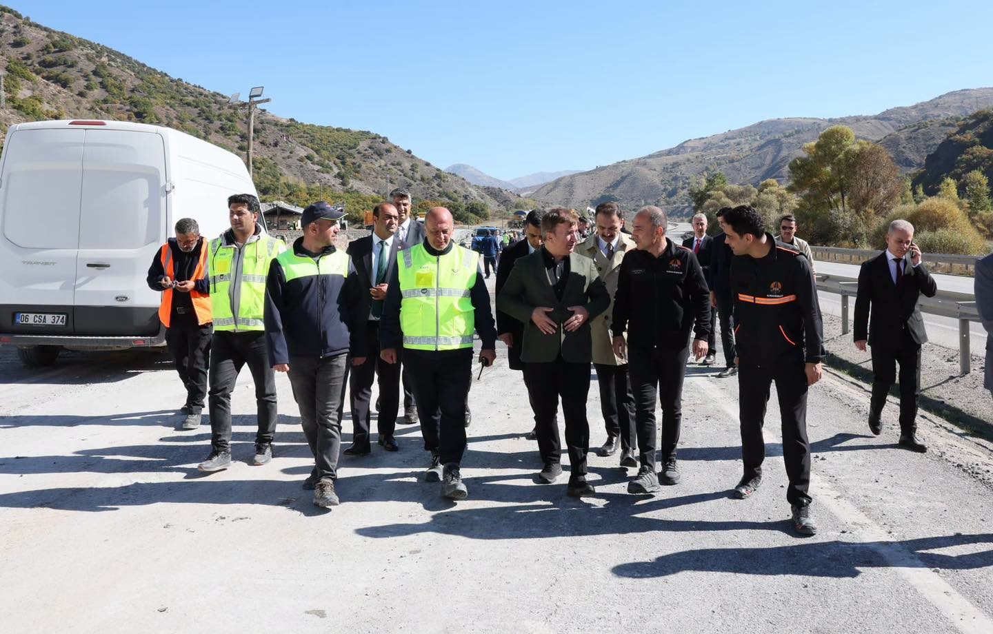 ERZİNCAN VALİSİ HAMZA AYDOĞDU, ÜZÜMLÜ İLÇESİ SANSA DERESİ MEVKİSİNDE MEYDANA GELEN HEYELAN NEDENİYLE DEMİR YOLU HATTINDA YÜRÜTÜLEN ÇALIŞMALARI YERİNDE İNCELEDİ