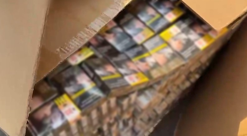 BATMAN'DA POLİS EKİPLERİNİN YAPTIĞI ÇALIŞMADA 18 BİN 910 PAKET KAÇAK SİGARA ELE GEÇİRİLDİ.