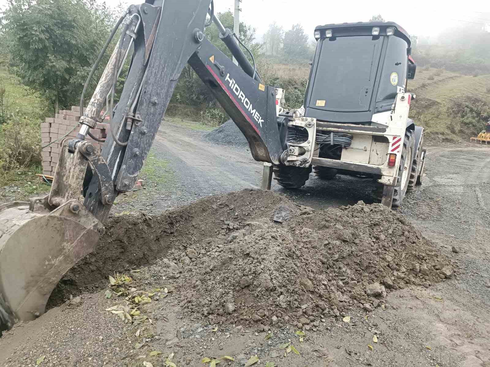 DÜZCE İL ÖZEL İDARESİ TARAFINDAN GÖLYAKA İLÇESİNE BAĞLI SAÇMALIPINAR KÖYÜ’NDE KORUGE BORU YERLEŞTİRME ÇALIŞMALARI TAMAMLANDI. ÇALIŞMAYLA YAĞMUR SULARININ KONTROLLÜ TAHLİYESİ VE YOL ALTYAPISININ GÜÇLENDİRİLMESİ HEDEFLENDİ.