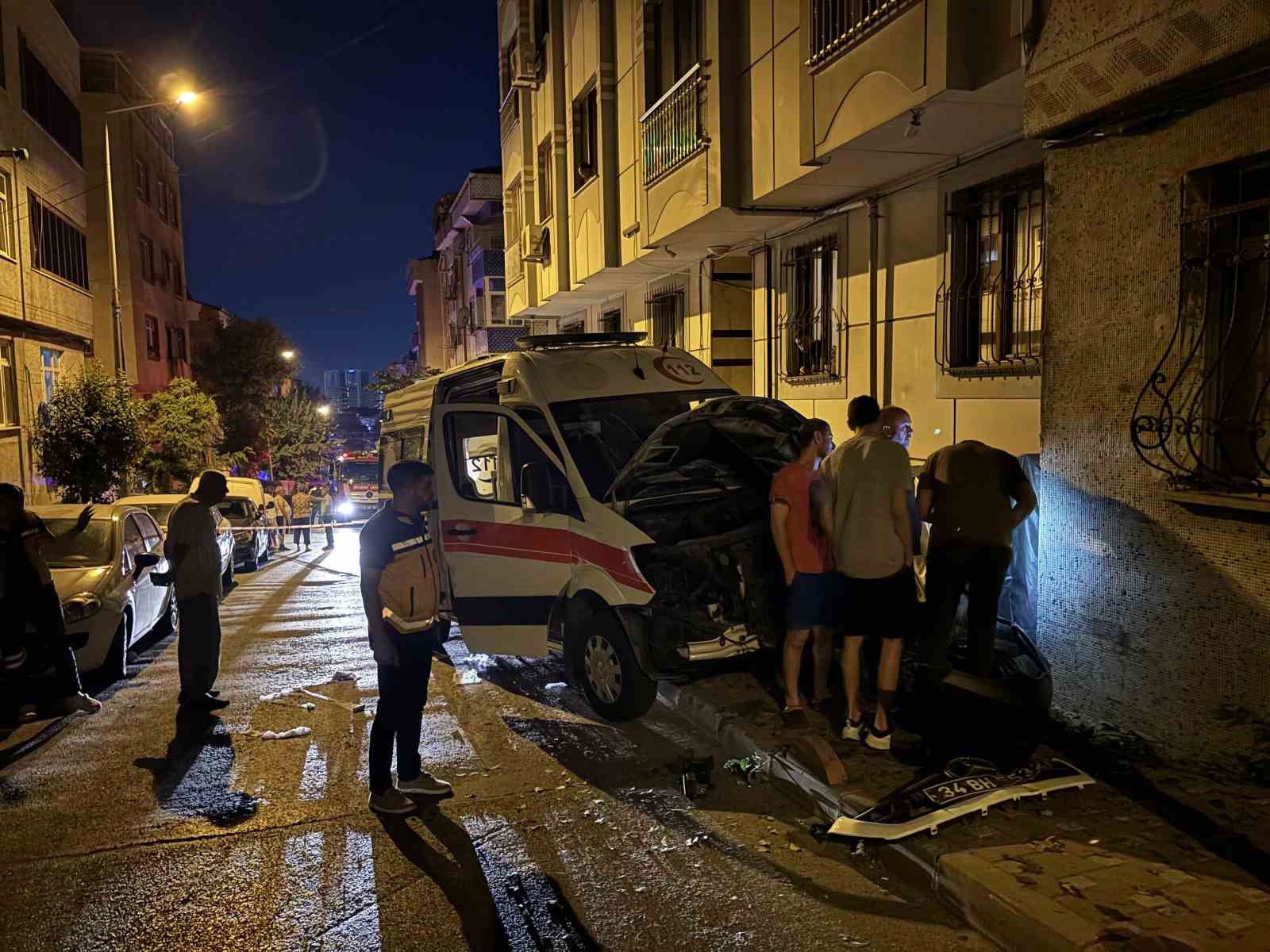 HASTA TAŞIYAN AMBULANS OTOMOBİL İLE ÇARPIŞTI: 3 KİŞİ YARALANDI