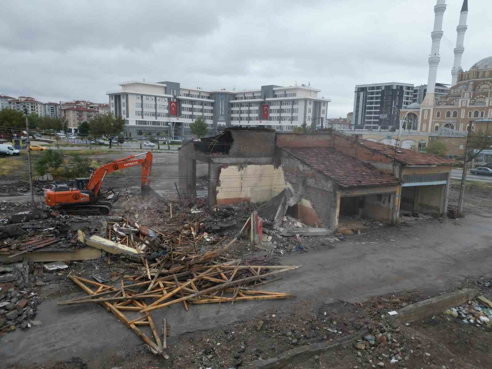ÇORUM BELEDİYESİ, "GENÇ PARK" PROJESİ’NDE KAMULAŞTIRMA SÜRECİNİN TAMAMLANDIĞI BÖLÜMLERDE YIKIM ÇALIŞMALARI DEVAM EDİYOR. BELEDİYE BAŞKANI DR. HALİL İBRAHİM AŞGIN’IN 41 PROJESİ ARASINDA BULUNAN PROJE, YAKLAŞIK 20 DÖNÜMLÜK ALANDA HAYATA GEÇİRİLECEK.