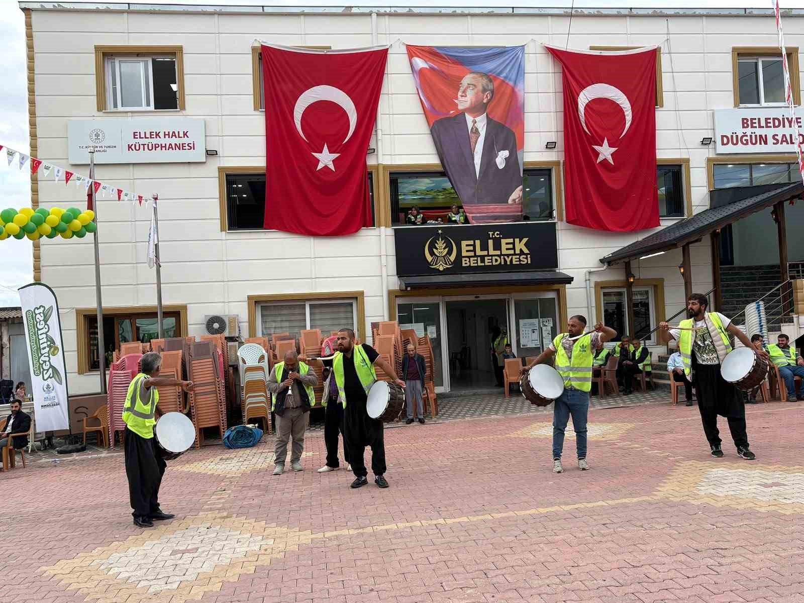 ELLEK BELDESİNDEKİ YÜZÜNCÜ YIL MEYDANI’NDA 3. YEŞİL ALTIN ZEYTİN FESTİVALİ GERÇEKLEŞTİRİLDİ.