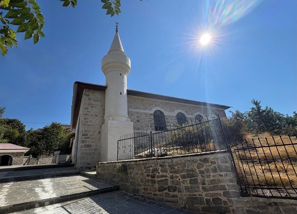 KÜLTÜR VE TURİZM BAKANI MEHMET NURİ ERSOY, SOSYAL MEDYA PAYLAŞIMINDA DİYARBAKIR VE BİNGÖL’DE RESTORASYONU TAMAMLANAN ASIRLIK 6 MABEDİN YENİDEN CEMAATLERİYLE BULUŞACAĞINI AÇIKLADI.