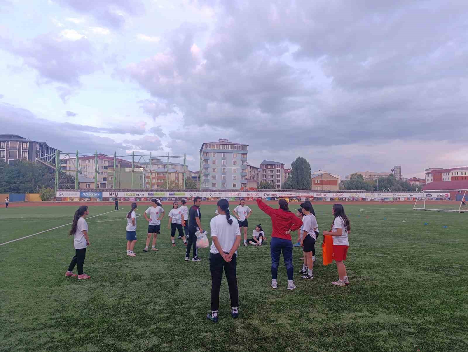 AĞRI VALİSİ ÖNDER BOZKURT’UN DESTEKLERİYLE TÜRKİYE FUTBOL FEDERASYONU (TFF) KADINLAR 2. LİGİ'NDE MÜCADELESİNİ SÜRDÜREN KADIN FUTBOL TAKIMI, 2026-2027 SEZONUNDA 1. LİG'E YÜKSELME HEDEFİYLE HAZIRLIKLARINA DEVAM EDİYOR.