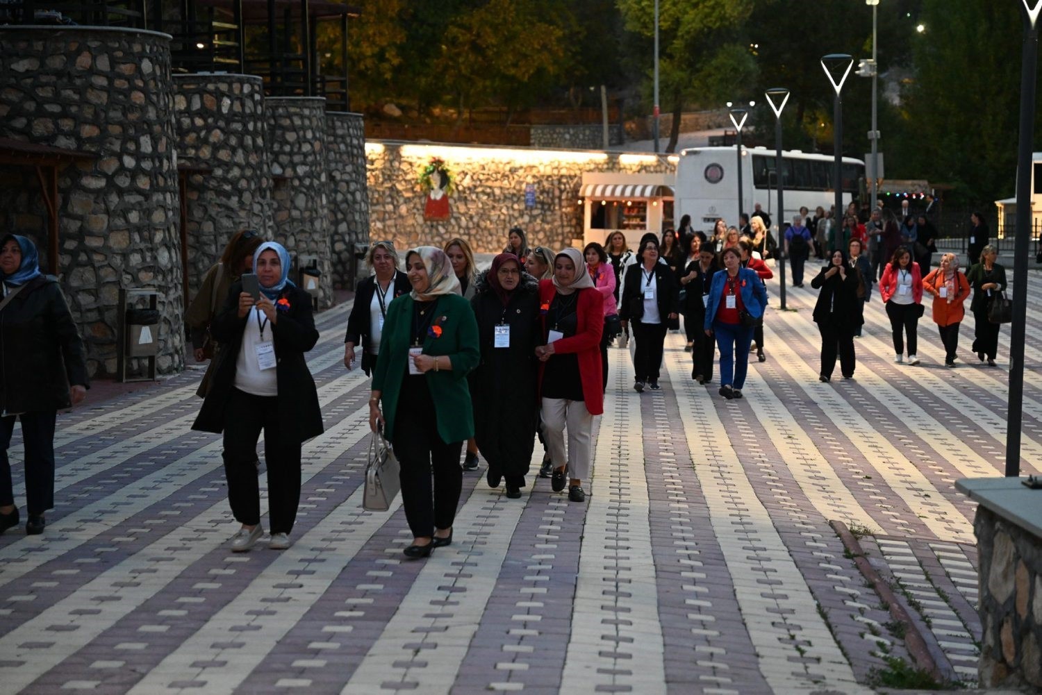 KADIN MUHTARLAR ISPARTA’YA HAYRAN KALDI: “ÇOK GÜZEL YATIRIMLAR VAR”
