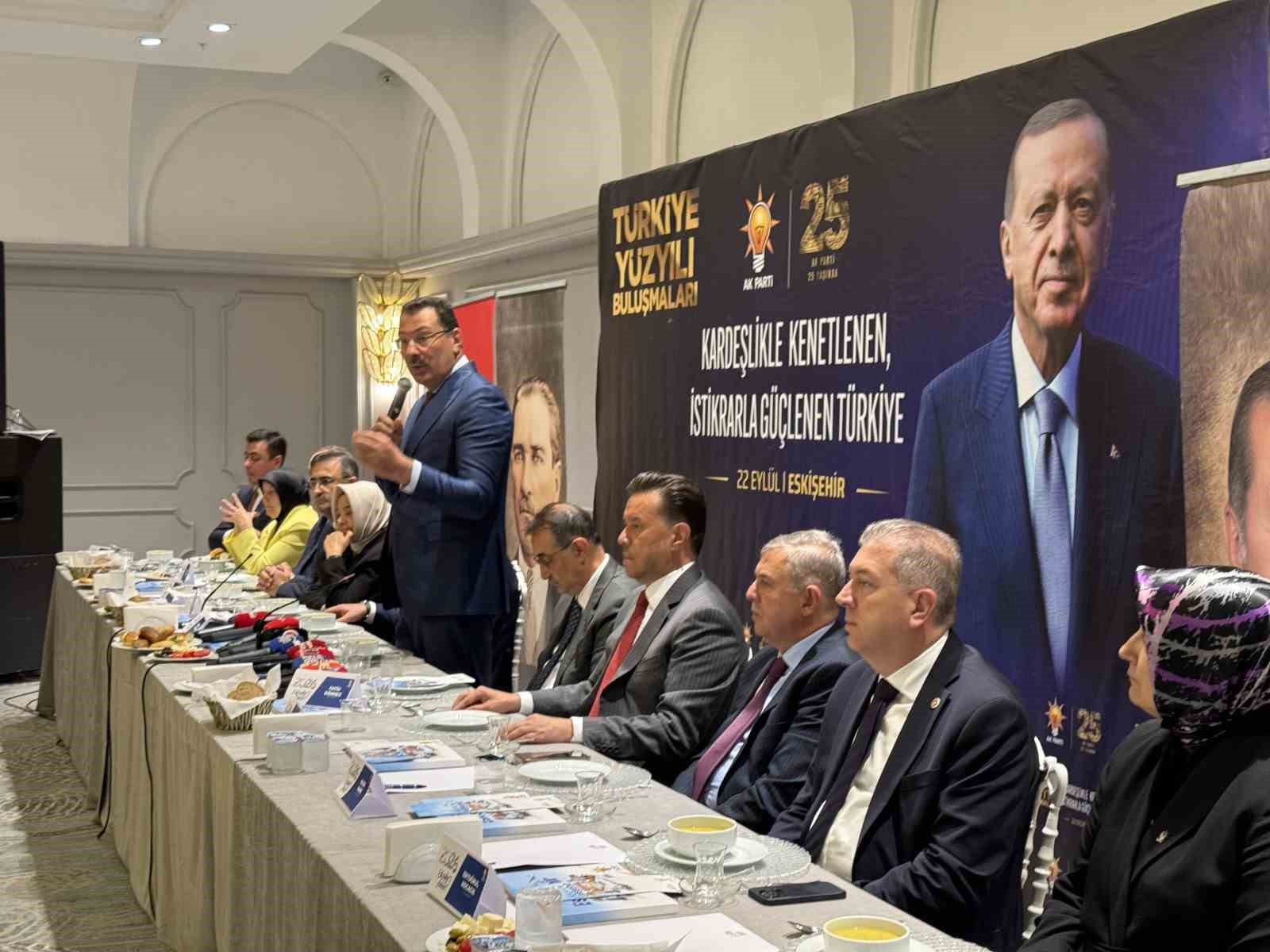 TOPLANTIDA ERKEN SEÇİM İDDİALARINA YANIT VEREN AK PARTİ GENEL BAŞKAN YARDIMCISI VE SEÇİM İŞLERİ BAŞKANI ALİ İHSAN YAVUZ, SEÇİMLERİN 2028 YILI İÇİNDE YAPILACAĞINI BELİRTEREK, "ÖYLE BAŞKALARININ DEDİĞİ GİBİ SENEYE SEÇİM YOK" DEDİ.
