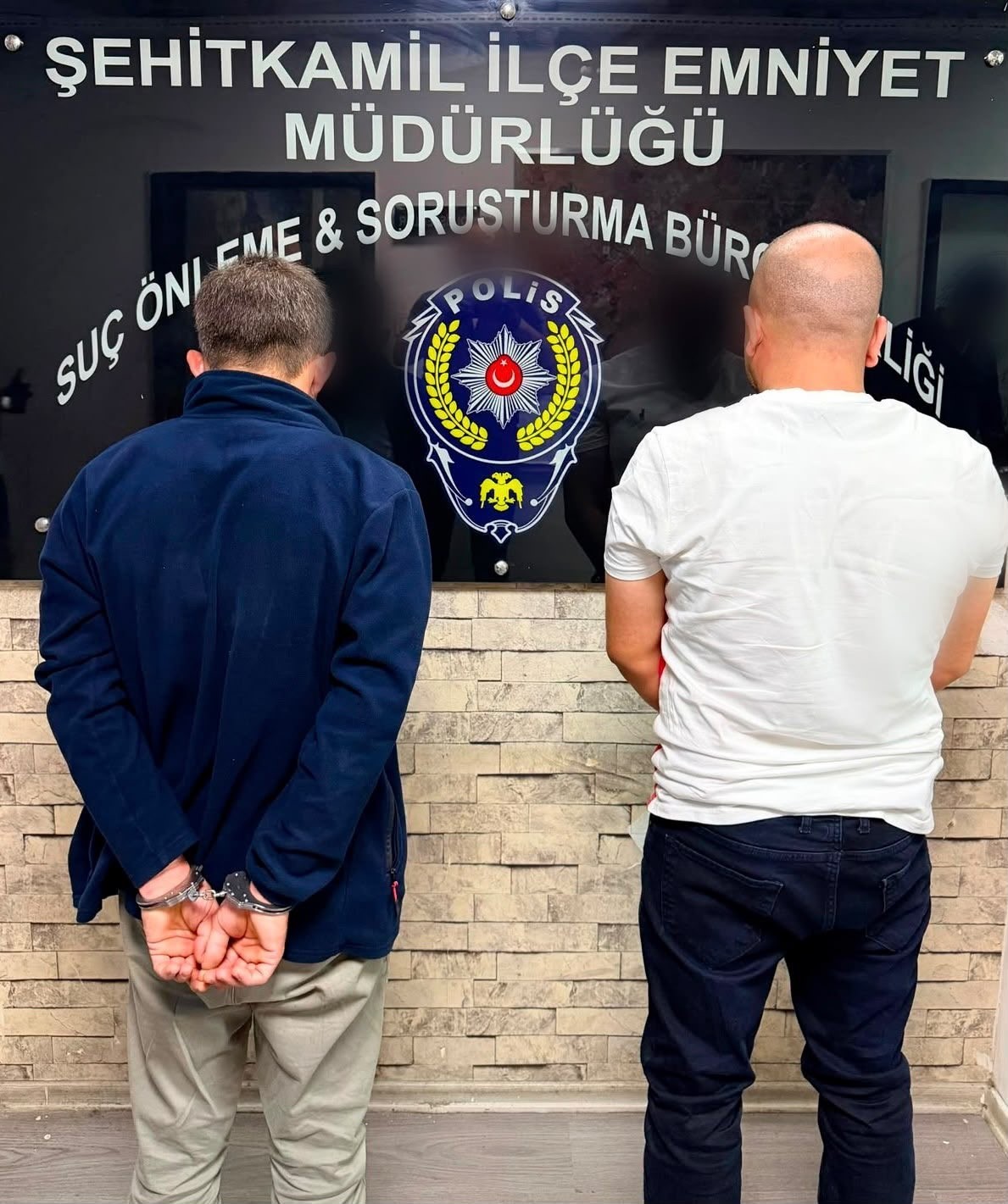 GAZİANTEP'TE BİR ADRESTE YAPILAN ARAMALARDA 10 ADET RUHSATSIZ SİLAH İLE ÇOK SAYIDA FİŞEK VE UYUŞTURUCU MADDE ELE GEÇİRİLDİ, 2 ŞÜPHELİ YAKALANDI.