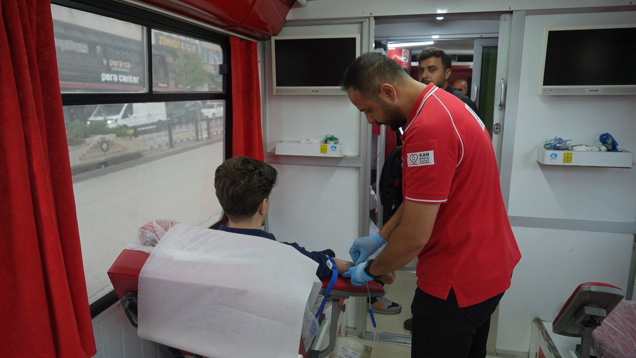 MUŞ’TA KIZILAY TARAFINDAN SÜRDÜRÜLEN KAN BAĞIŞI KAMPANYASINA VATANDAŞLARIN İLGİSİ DÜŞÜK KALDI.