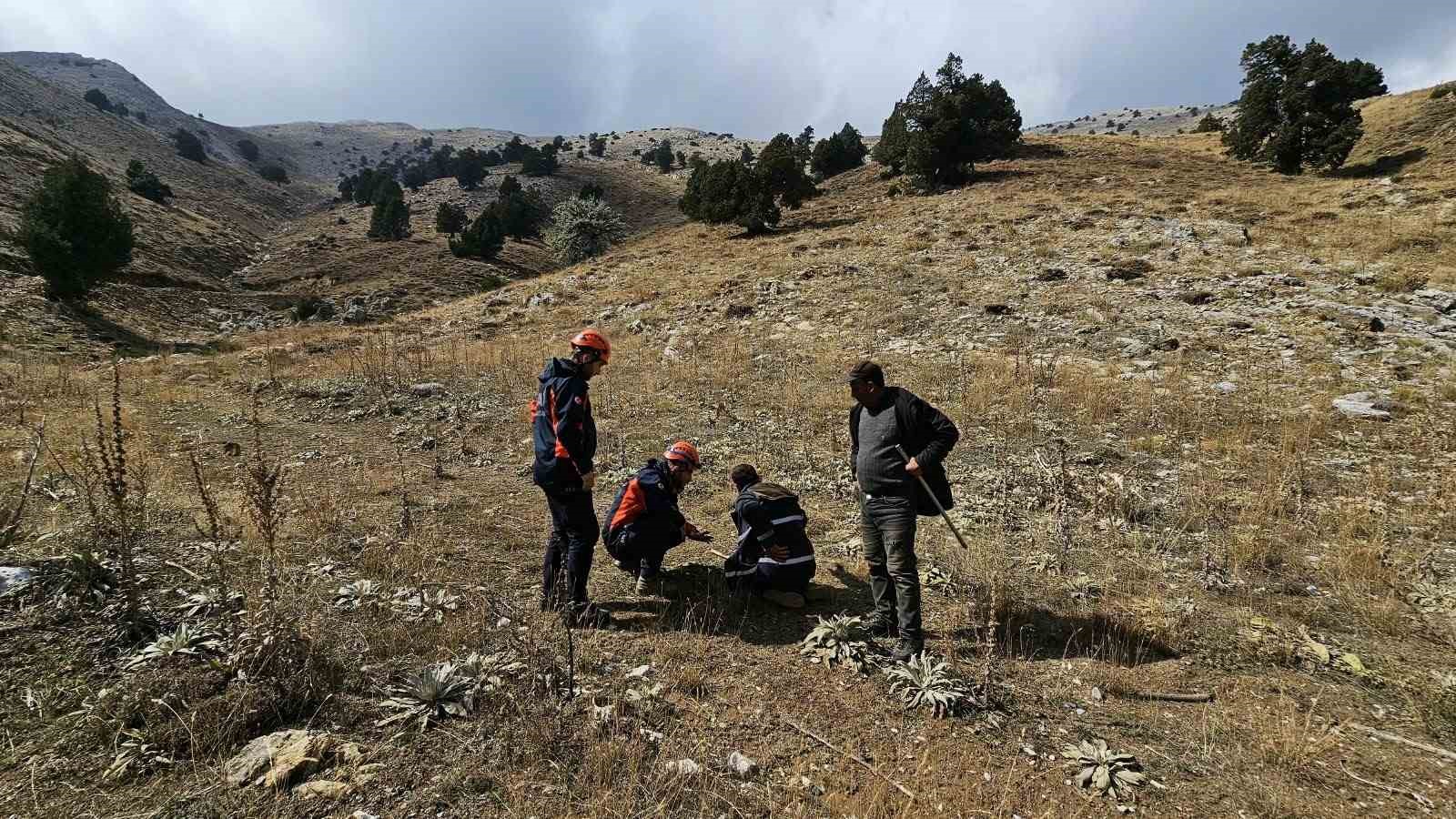 KAHRAMANMARAŞ’IN GÖKSUN İLÇESİNDE DAĞLIK ARAZİDE RAHATSIZLANARAK HAREKET EDEMEYEN ÇOBAN, EKİPLERİN ÇALIŞMASI SONUCU KURTARILDI.