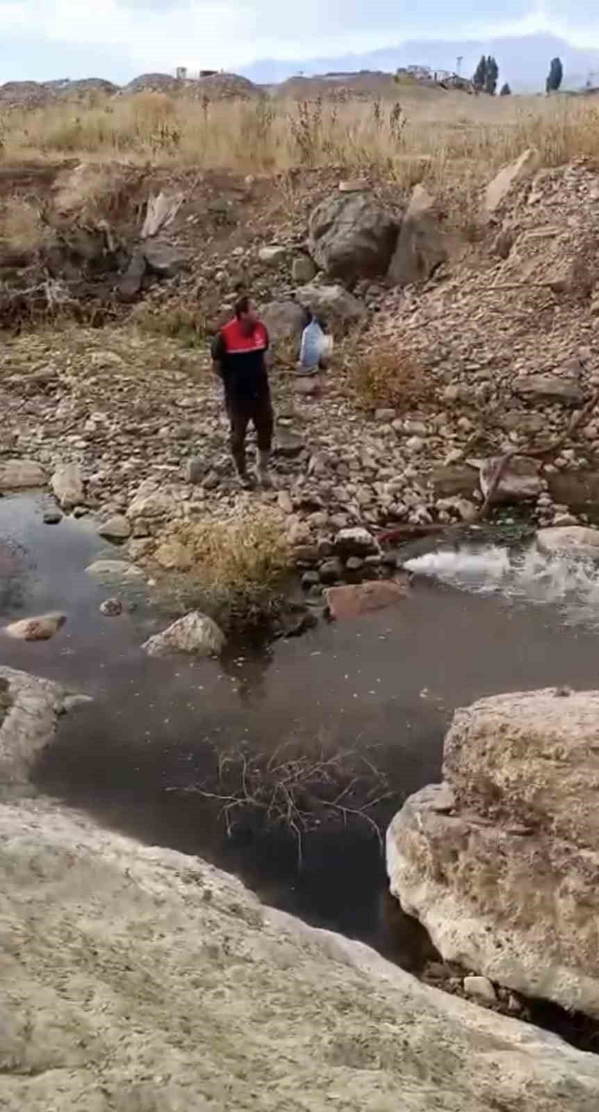 HAKKARİ'NİN YÜKSEKOVA İLÇESİNDE KURAKLIK NEDENİYLE SU SEVİYESİ DÜŞEN NEHİL SAZLIĞI’NDA ÇAMUR İÇERİSİNDE KIVRANAN BALIKLAR İÇİN TANKER TANKER SU TAŞINDI.