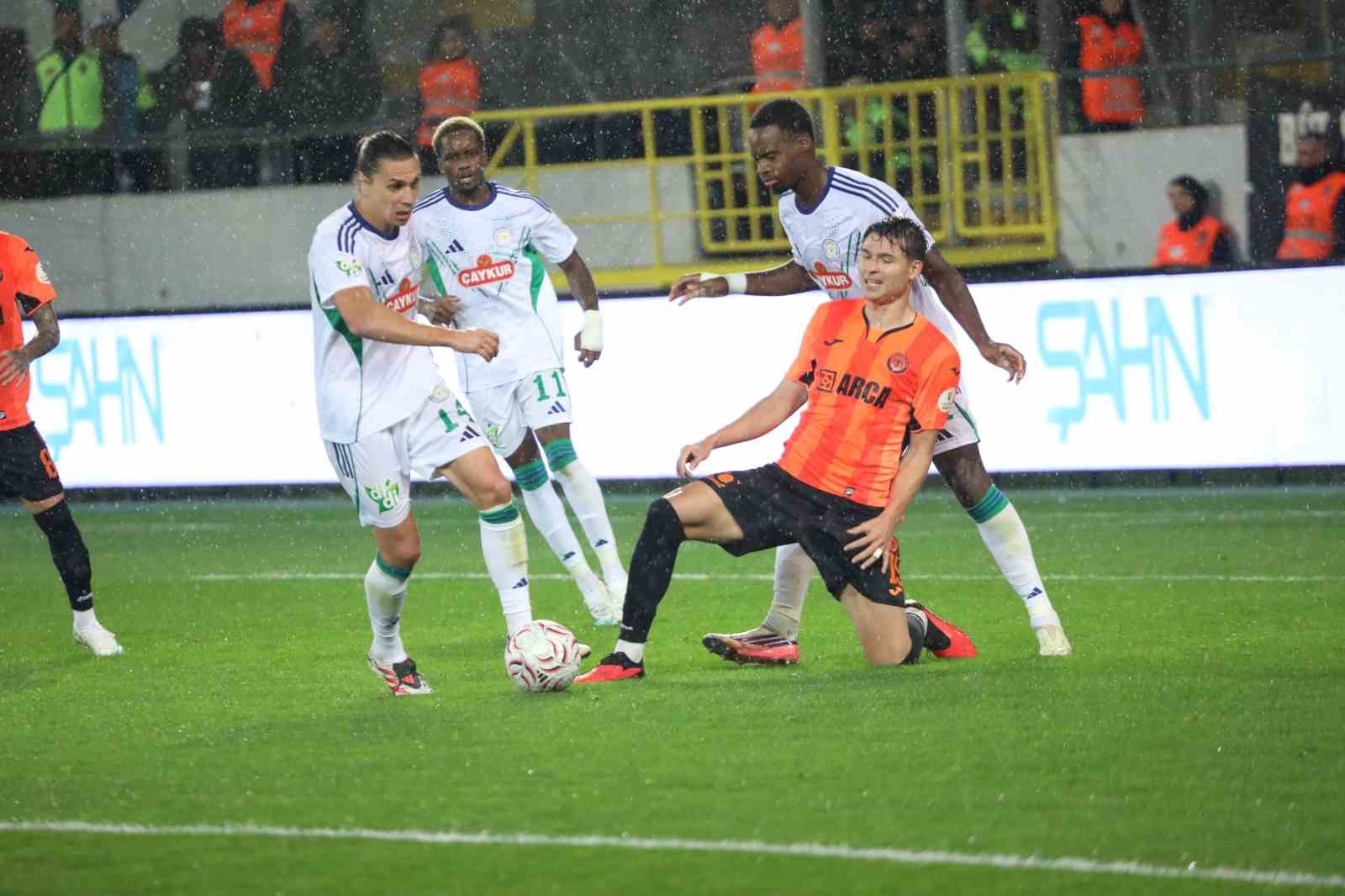 TRENDYOL SÜPER LİG'İN 8. HAFTASINDA ÇORUM FK, EVİNDE KONUK ETTİĞİ ÇAYKUR RİZESPOR'U 2-1 MAĞLUP ETTİ.