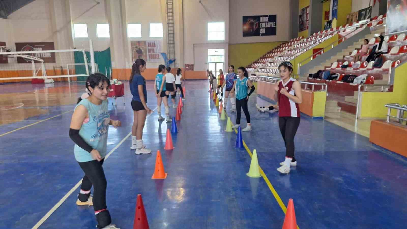 MUŞ’UN BULANIK İLÇESİNDE YAZ SPOR OKULLARI KAPSAMINDA GERÇEKLEŞTİRİLEN VOLEYBOL ANTRENMANLARI, GENÇ SPORCULARIN YOĞUN İLGİSİYLE SÜRÜYOR.