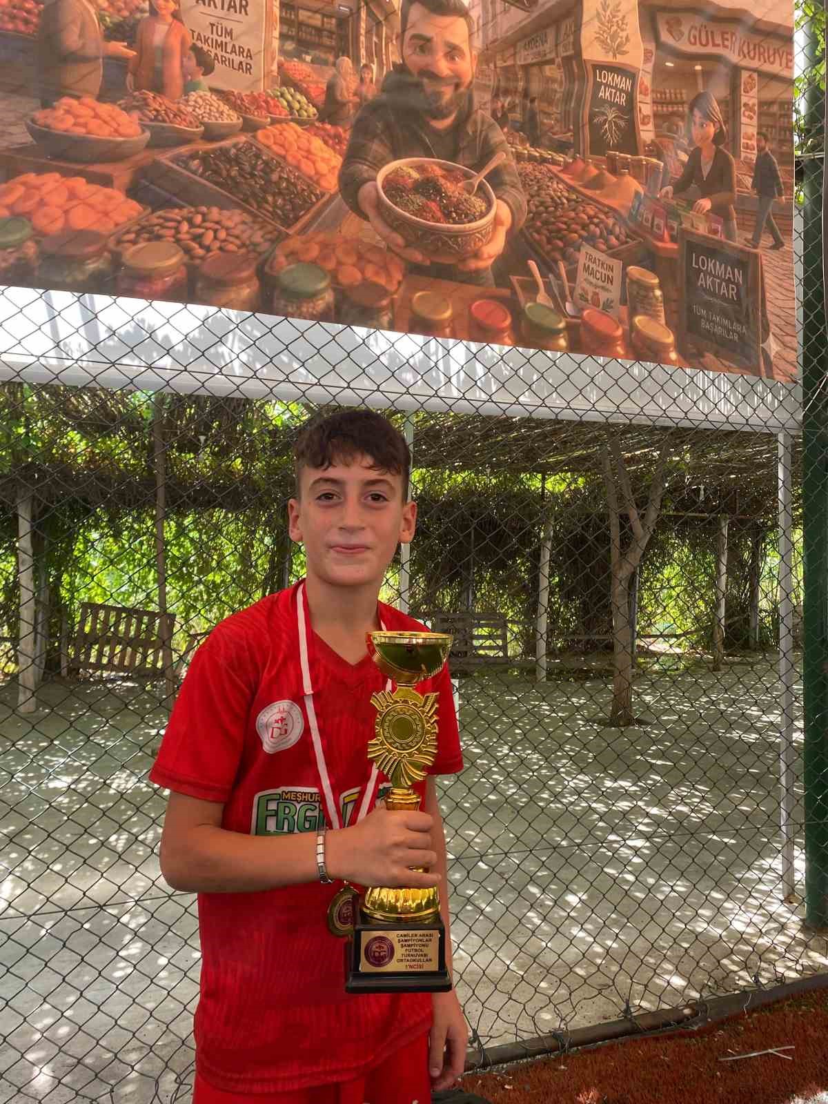 TURNUVADA YUNUS EMRE CAMİİ TAKIMINDAN MAŞALLAH TAHA GENÇ ATTIĞI 12 GOLLE GOL KRALI OLDU.