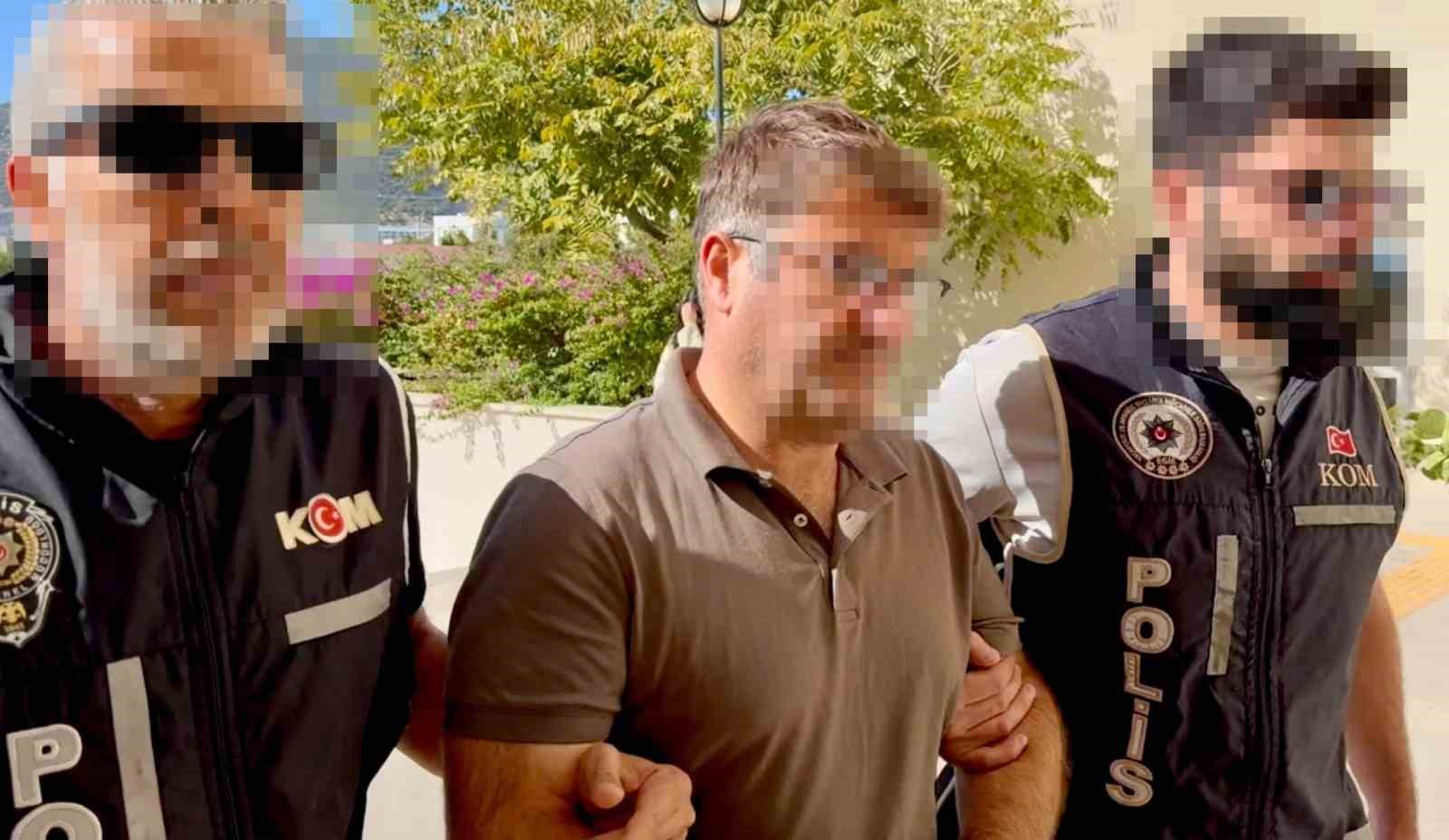 MUĞLA'NIN BODRUM İLÇESİNDE BİR RUS İŞ ADAMINA AİT LÜKS YATIN GİRİŞ İŞLEMLERİ ÜZERİNDEN RÜŞVET İSTENDİĞİ İDDİASIYLA DÜZENLENEN OPERASYONDA, SERİ NUMARALARI ALINAN PARALARLA LİMAN BAŞKANINA SUÇÜSTÜ YAPILDI.