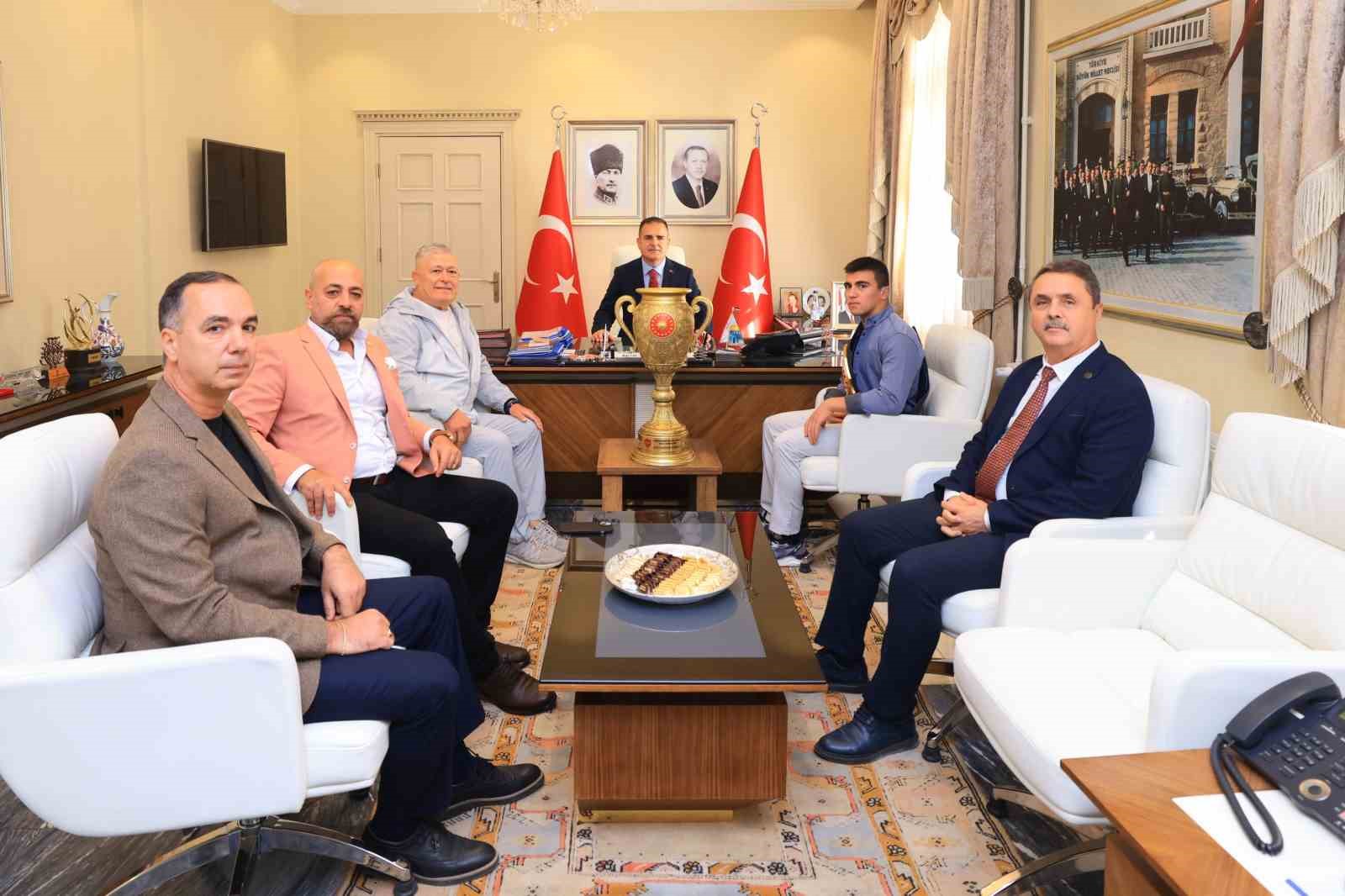 MUĞLALI GENÇ PEHLİVAN BUĞRA VALİ AKBIYIK’I ZİYARET ETTİ