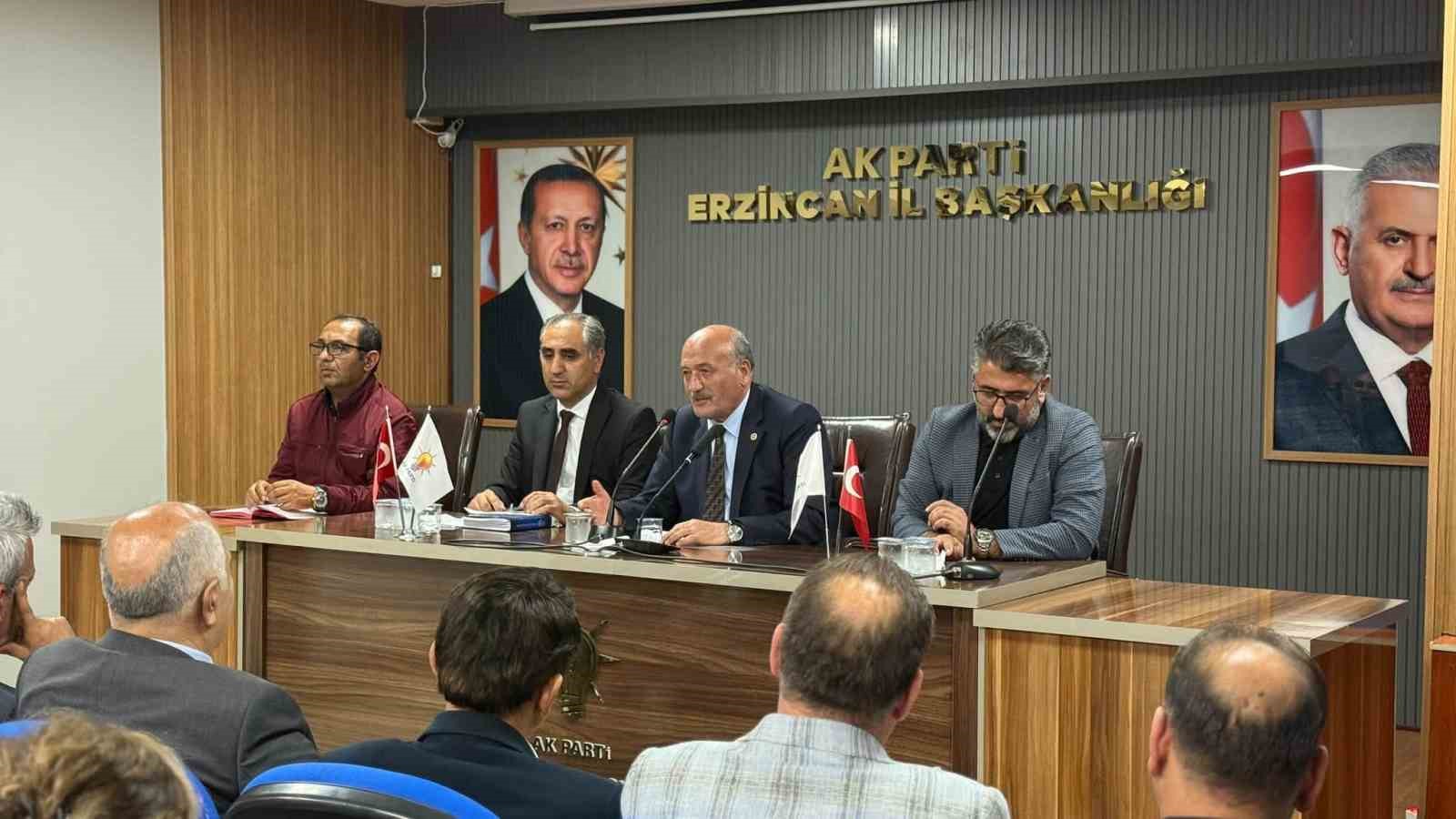AK PARTİ ERZİNCAN MERKEZ İLÇE BAŞKANLIĞINDA HAFTALIK TOPLANTI YAPILDI