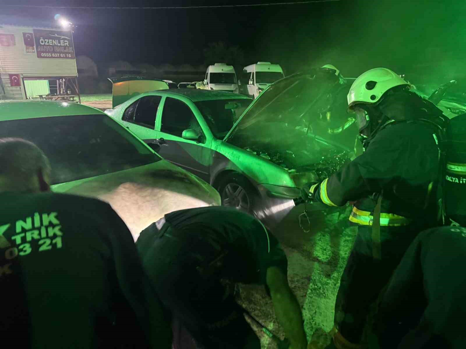 TALYA’NIN SERİK İLÇESİNDE BİR OTO GALERİDEKİ 6 ARACIN BENZİN DÖKÜLEREK KUNDAKLANMA ANI GÜVENLİK KAMERASINA SANİYE SANİYE YANSIDI. OLAYIN ARDINDAN ŞÜPHELİ S.K., EMNİYETE GİDEREK TESLİM OLDU.
