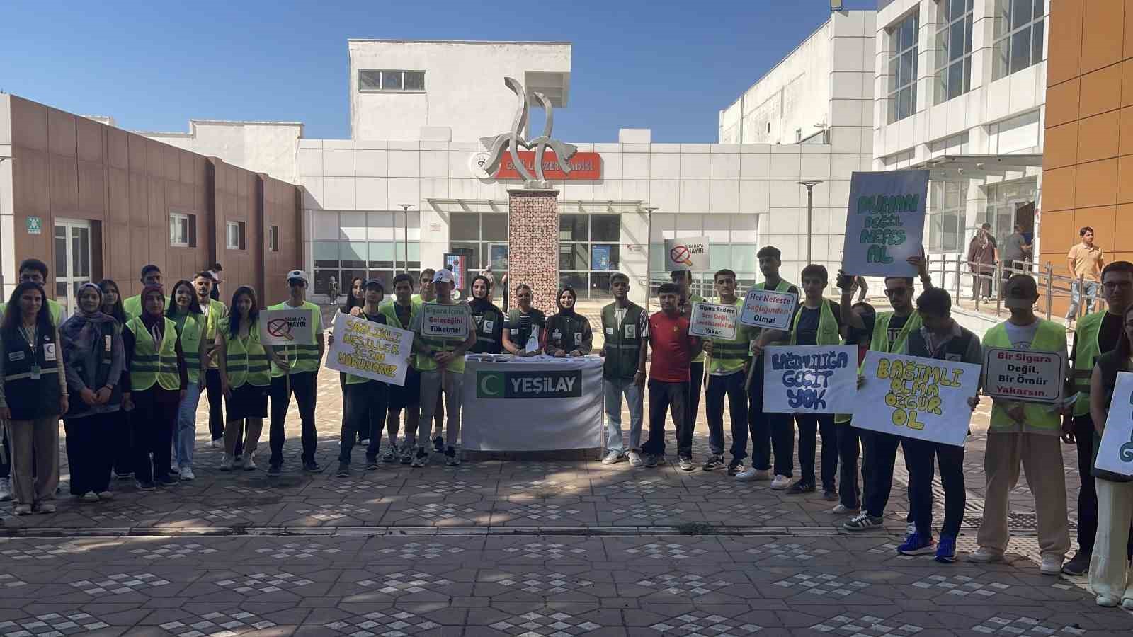 OSMANİYE'DE ÜNİVERSİTE ÖĞRENCİLERİ, BAĞIMLILIKLA MÜCADELEYE DİKKAT ÇEKMEK AMACIYLA ELLERİNDE PANKARTLARLA YÜRÜYÜŞ DÜZENLEYEREK SAĞLIKLI YAŞAM MESAJI VERDİ.