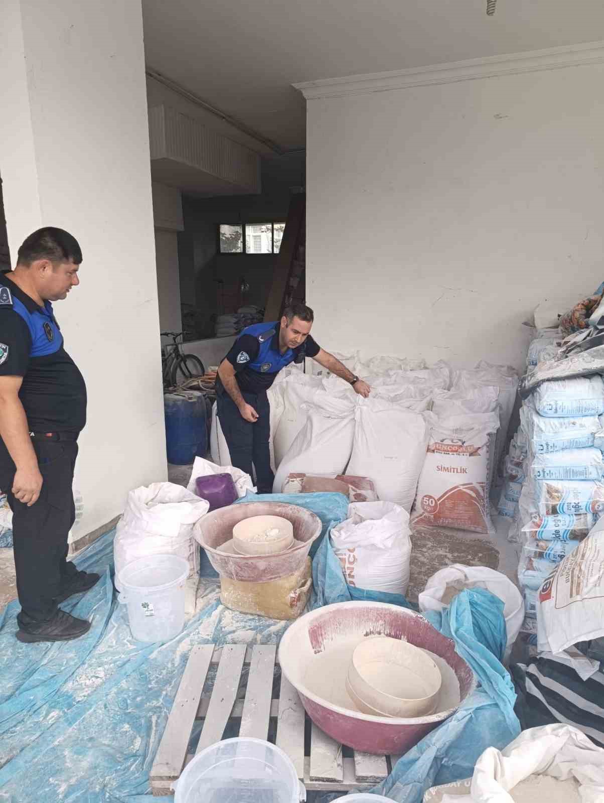 BARTIN'DA ZABITA EKİPLERİ BİR İŞ YERİNE YAPTIĞI DENETİMDE YAKLAŞIK 7.5 TON BÖCEKLENMİŞ VE TARİHİ GEÇMİŞ UN ELE GEÇİRDİ. ELENEREK YENİDEN PİYASAYA SÜRÜLECEĞİ TESPİT EDİLEN UNLARA EL KONULARAK İMHA EDİLDİ.