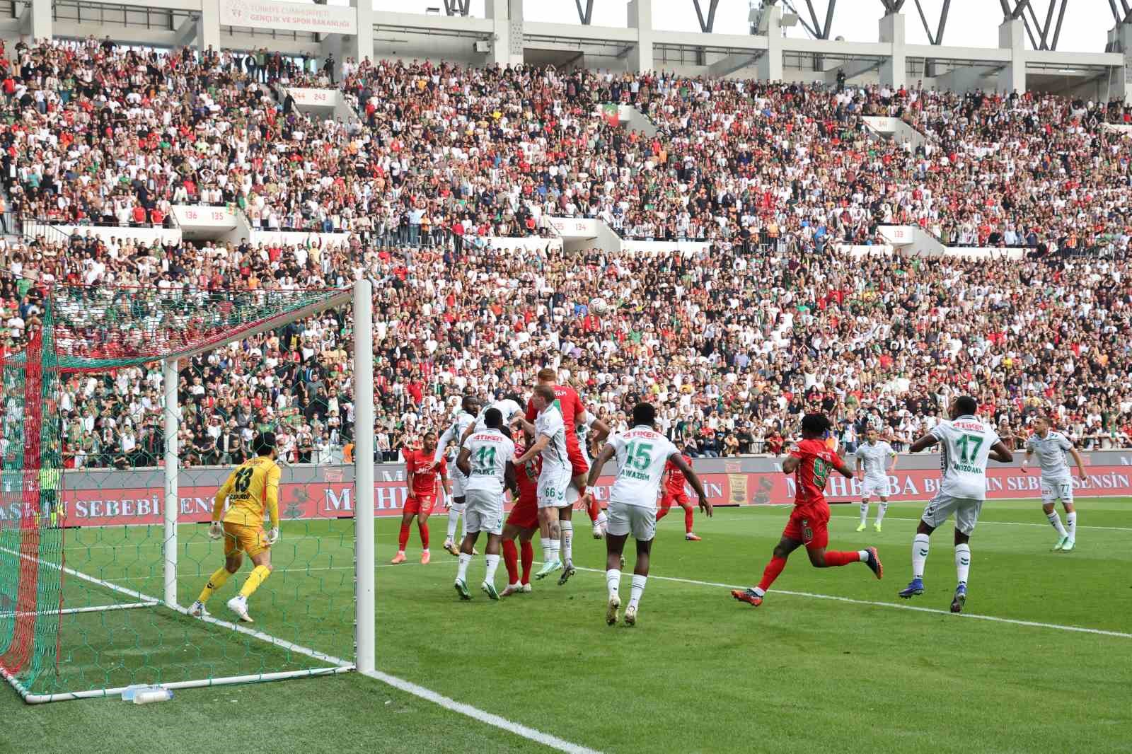TRENDYOL SÜPER LİG’İN 8. HAFTASINDA AMED SPORTİF FAALİYETLER, SAHASINDA KONYASPOR İLE MÜCADELE EDİYOR. MÜSABAKANIN İLK YARISI GOLSÜZ EŞİTLİK İLE SONUÇLANDI.