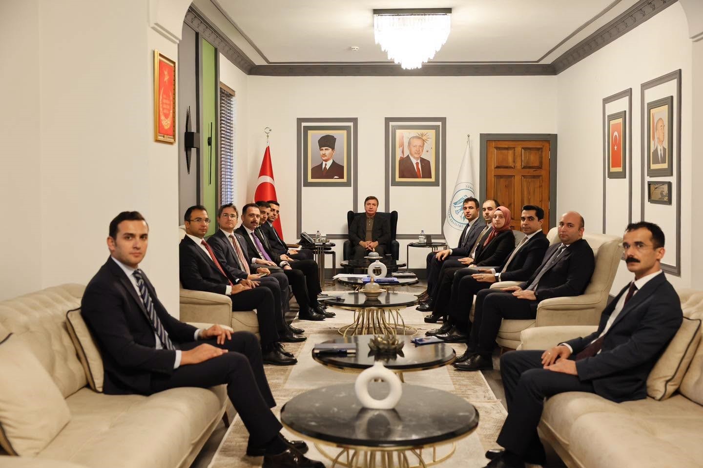 ERZİNCAN VALİSİ HAMZA AYDOĞDU BAŞKANLIĞINDA VALİ YARDIMCILARI VE KAYMAKAMLARIN KATILIMIYLA DEĞERLENDİRME TOPLANTISI GERÇEKLEŞTİRİLDİ