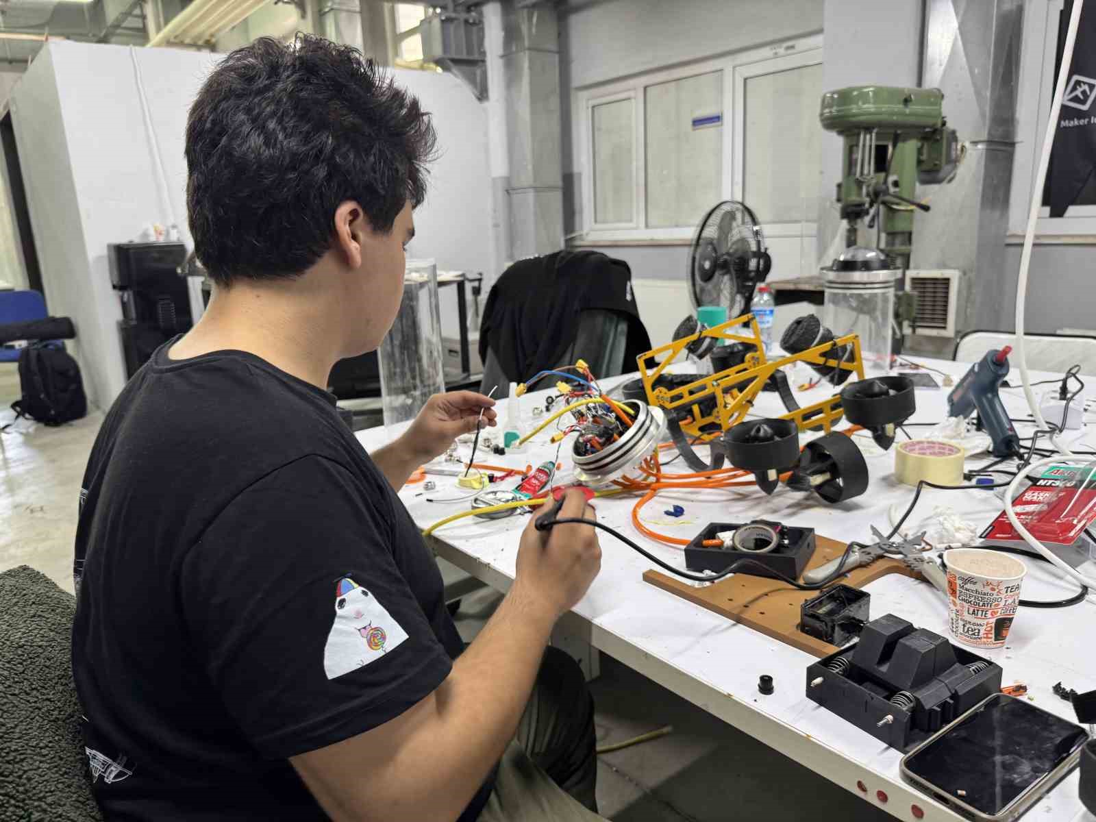 KARABÜK ÜNİVERSİTESİ ÖĞRENCİLERİ, 4 YILLIK AR-GE ÇALIŞMALARI SONUCUNDA GELİŞTİRDİKLERİ, MOTOR VE AYDINLATMA SİSTEMLERİNİ DE KENDİLERİNİN ÜRETTİĞİ İNSANSIZ SU ALTI ARACIYLA TEKNOFEST 2026 FİNALİNDE BİRİNCİLİK MÜCADELESİ VERECEK.