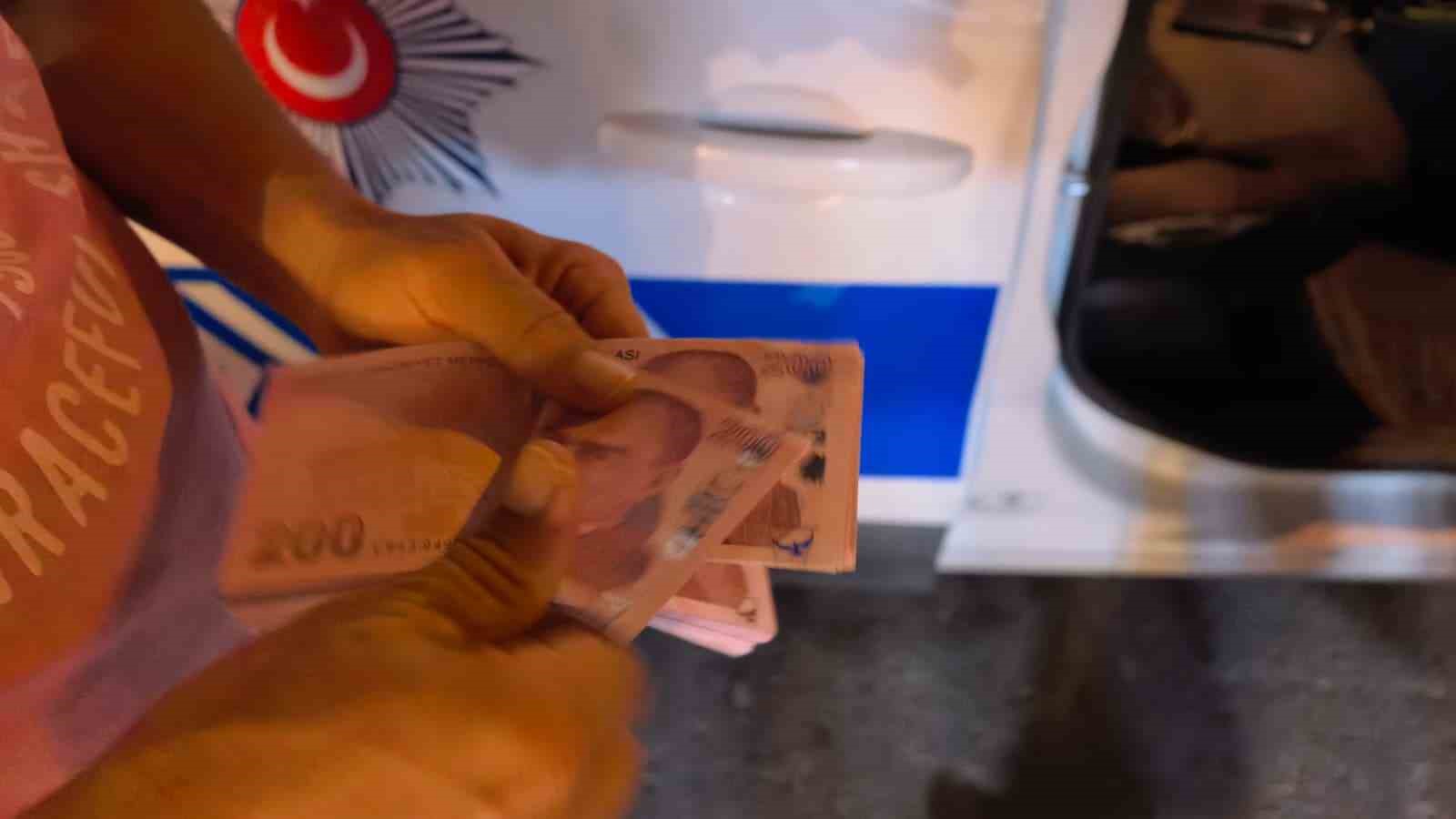 BURSA’NIN İNEGÖL İLÇESİNDE DUYARLI VATANDAŞ YASİN AKDUMAN, ARAÇ KAPUTUNUN ÜZERİNDE BULDUĞU VE İÇERİSİNDE YAKLAŞIK 30 BİN TL BULUNAN ÇANTAYI SAHİBİNE ULAŞTIRILMASI İÇİN POLİSE TESLİM ETTİ.