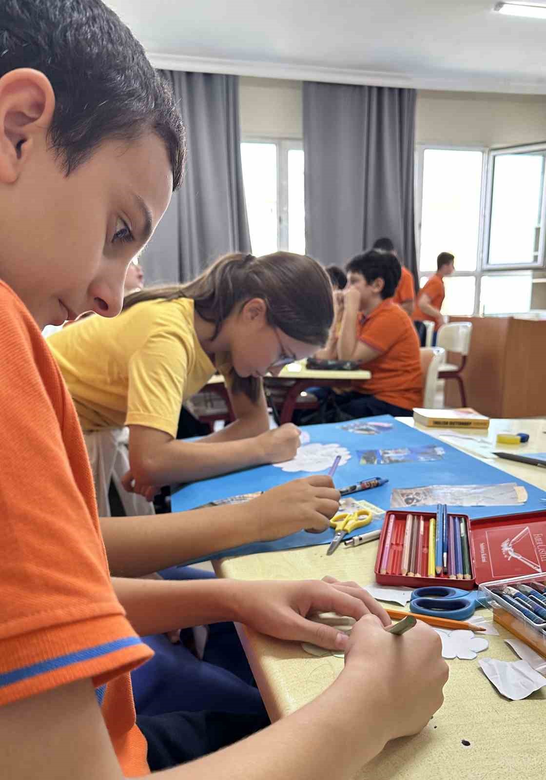 "A SİMPLE DAY AT SCHOOL" ETWİNNİNG PROJESİ KAPSAMINDA ÖĞRENCİLER; OKULLARINI, OKUL YAŞAMLARINI VE GÜNLÜK DENEYİMLERİNİ İNGİLİZCE İFADE EDEREK KÜRESEL BİR EĞİTİM AĞINDA AKTİF ROL ALIYOR.