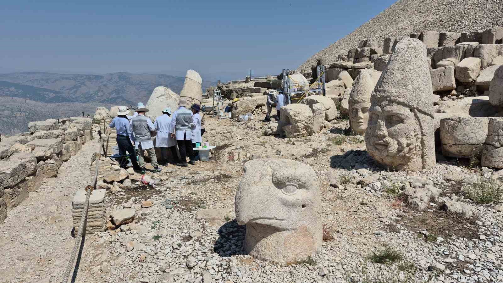 ADIYAMAN'DA UNESCO DÜNYA KÜLTÜR MİRASI LİSTESİ'NDE BULUNAN NEMRUT DAĞI'NDAKİ TARİHİ HEYKELLER, ZAMANA VE DOĞA ŞARTLARINA KARŞI NANO TEKNOLOJİYLE HAZIRLANAN ÖZEL KİREÇ ÇÖZELTİSİ KULLANILARAK GÜÇLENDİRİLİYOR.