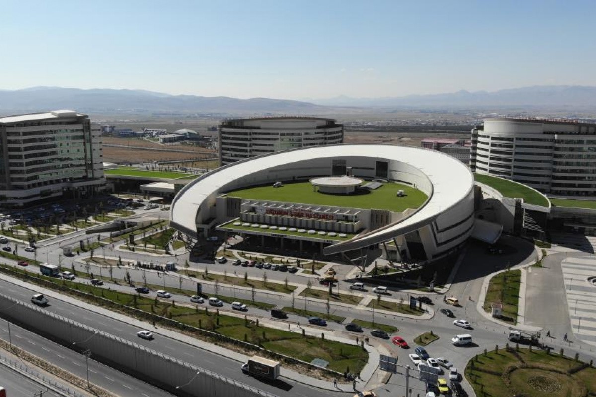 ERZURUM ŞEHİR HASTANESİ’NDE GÜN İÇERİSİNDE HASTANEYE GİTME İMKANI BULAMAYAN VATANDAŞLARIN SAĞLIK HİZMETLERİNE ERİŞİMİNİ KOLAYLAŞTIRMAK AMACIYLA BAŞLATILAN AKŞAM POLİKLİNİĞİ UYGULAMASI, EKİM AYINDA DA DEVAM EDİYOR.