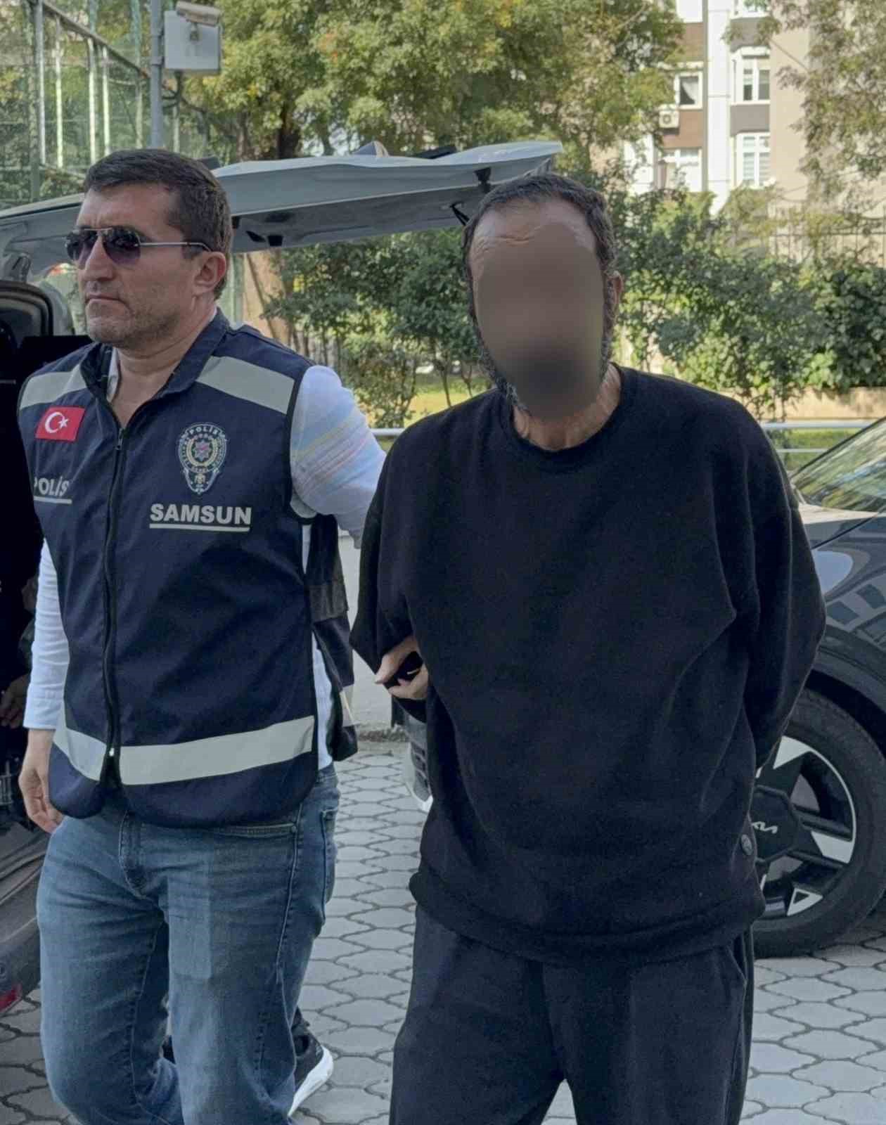 SAMSUN’UN ATAKUM İLÇESİNDE, BOŞANMA AŞAMASINDA OLDUĞU VE 2 YILDIR AYRI YAŞADIĞI EŞİNİ BALTA İLE TEHDİT EDİP BALTA SAPIYLA DARP EDEREK ZORLA ALIKOYDUĞU İDDİA EDİLEN KOCA T.M.K.(46) TUTUKLANDI.